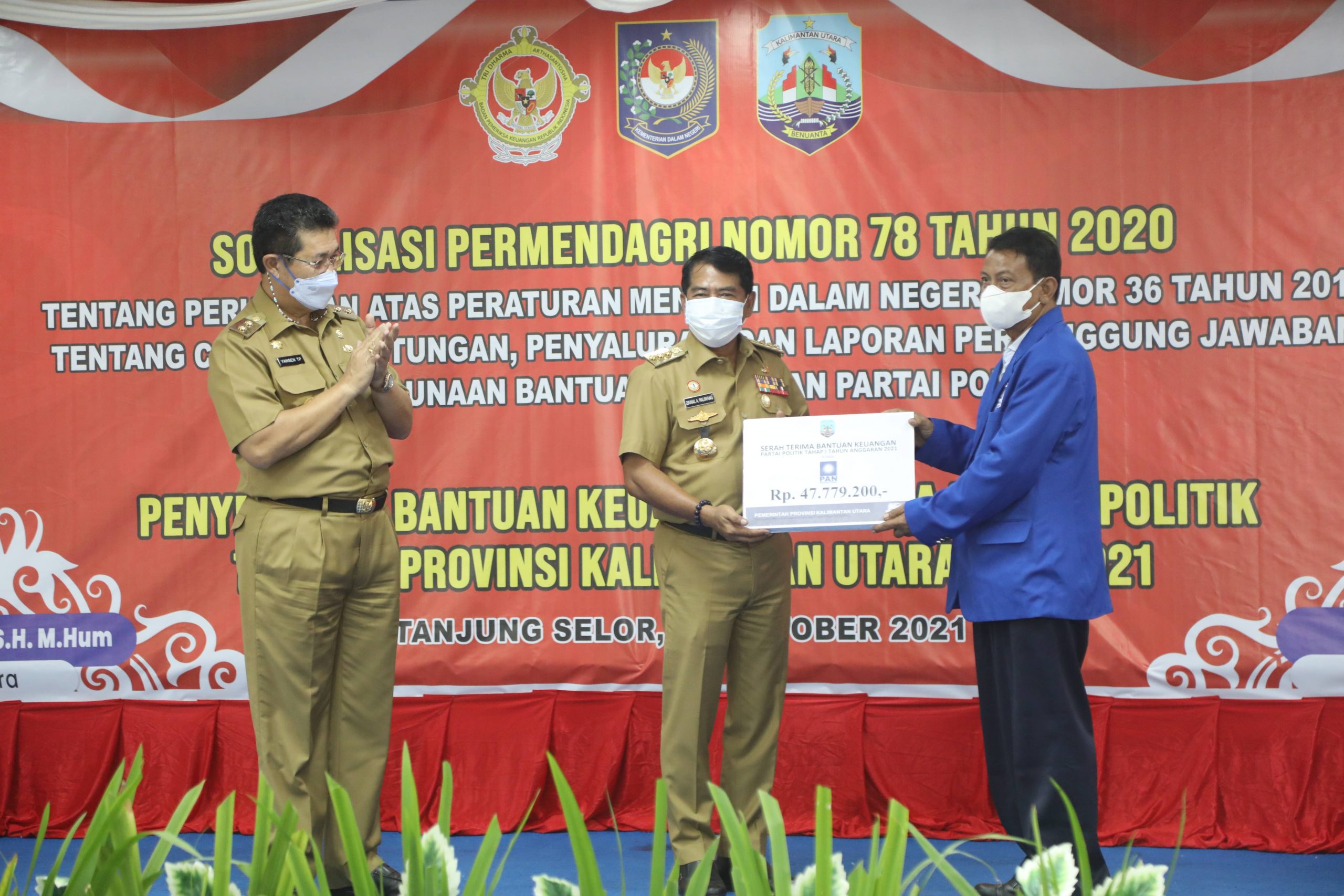 Serahkan Bankeu Parpol, Gubernur Harap Parpol jadi Pelopor Penanganan COVID-19