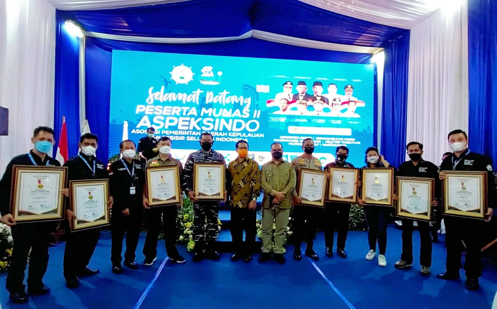 Gubernur Zainal A Paliwang Dianugerahi Penghargaan Kategori Tokoh Penjaga Pulau Perbatasan