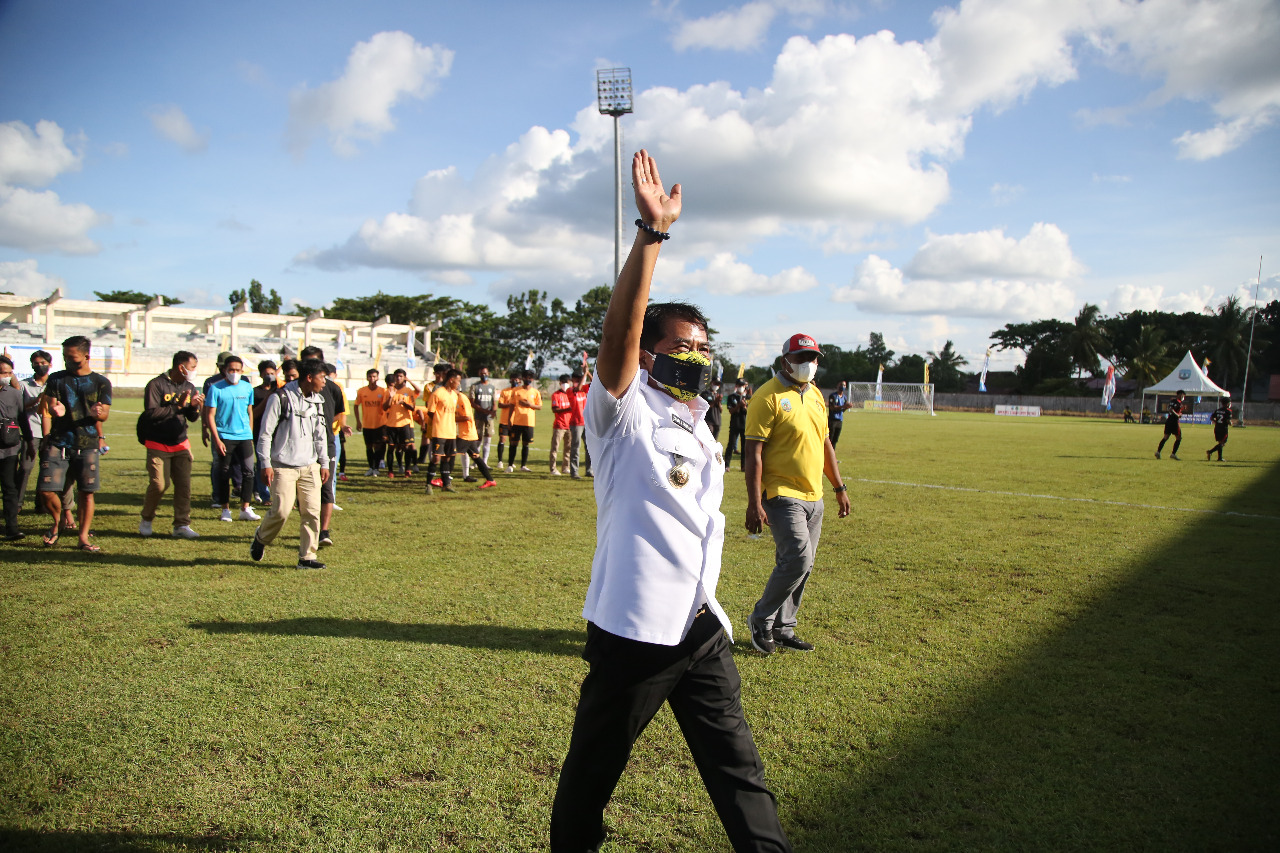 Kick Off Gubernur Cup 2021, Ini Pesan Gubernur Zainal A Paliwang