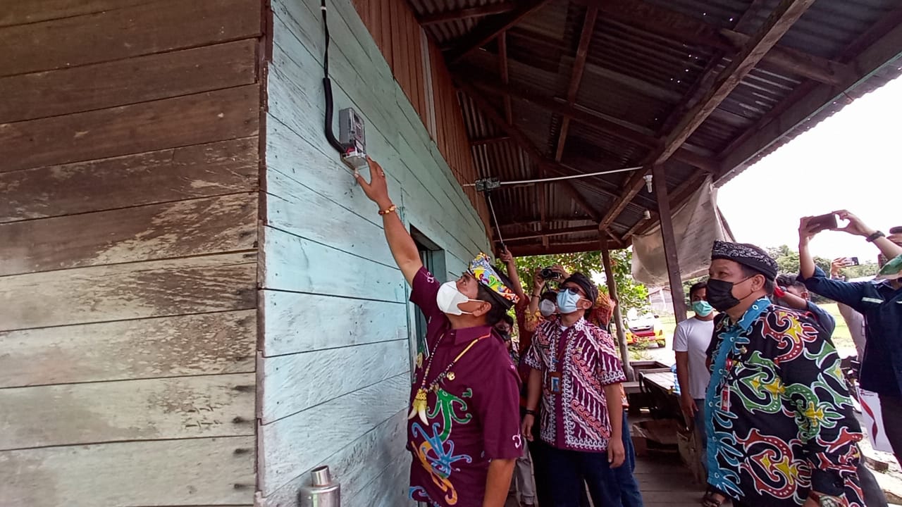 Tingkatkan Pemerataan Akses Listrik di Kaltara, Gubernur Berikan Bantuan Pemasangan Listrik