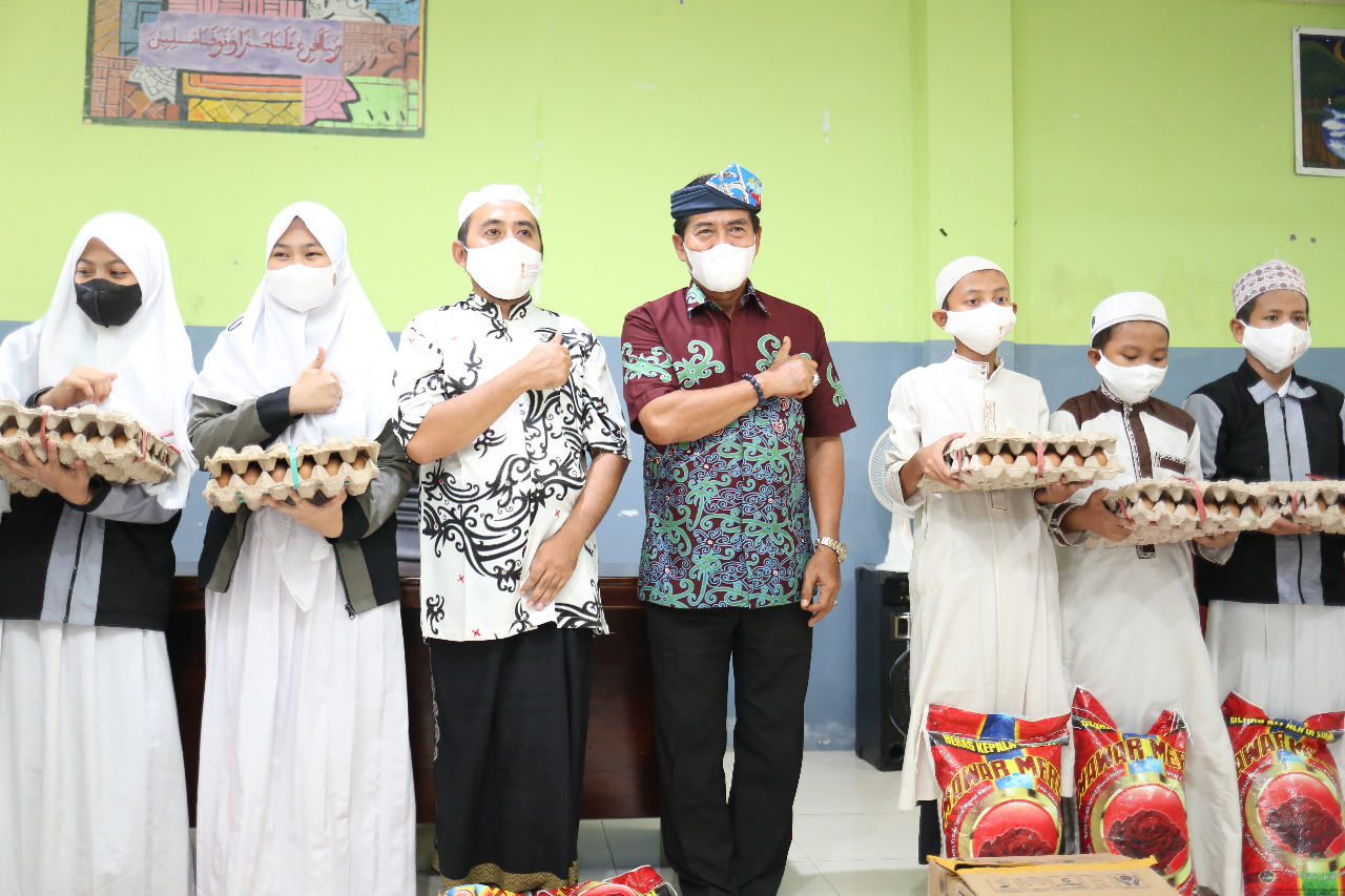 Secara Simbolis Gubernur Serahkan Bansos Kepada 90 Santri