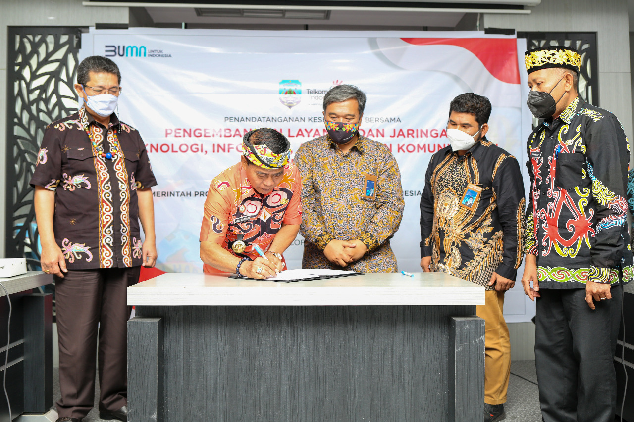 Penandatangan MoU dengan PT Telkom, Gubernur : Kita Tingkatkan Penjualan Para Pengrajin