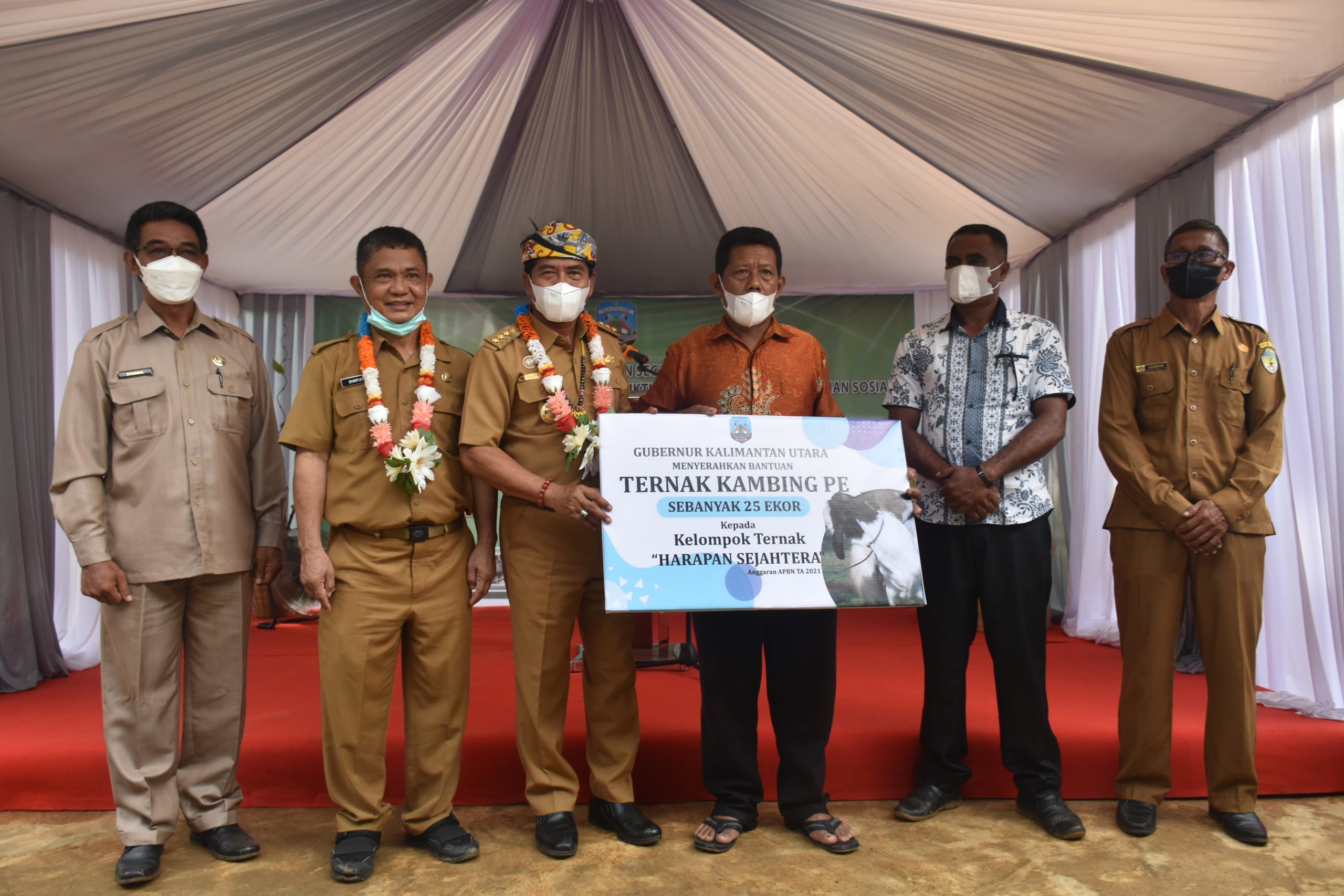 Tiba di Desa Rian, Gubernur Berikan Bantuan Alat Ekonomi Produktif