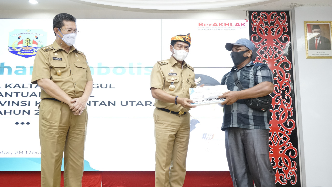 Gubernur Serahkan Beasiswa Kaltara Unggul