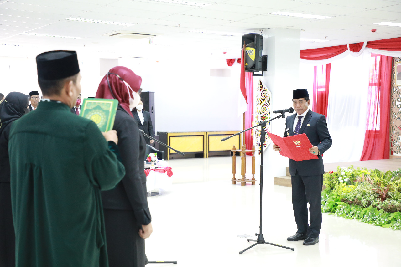 Lantik 106 Pejabat Administrasi, Gubernur Zainal Minta ASN Manfaatkan Kemajuan Digital
