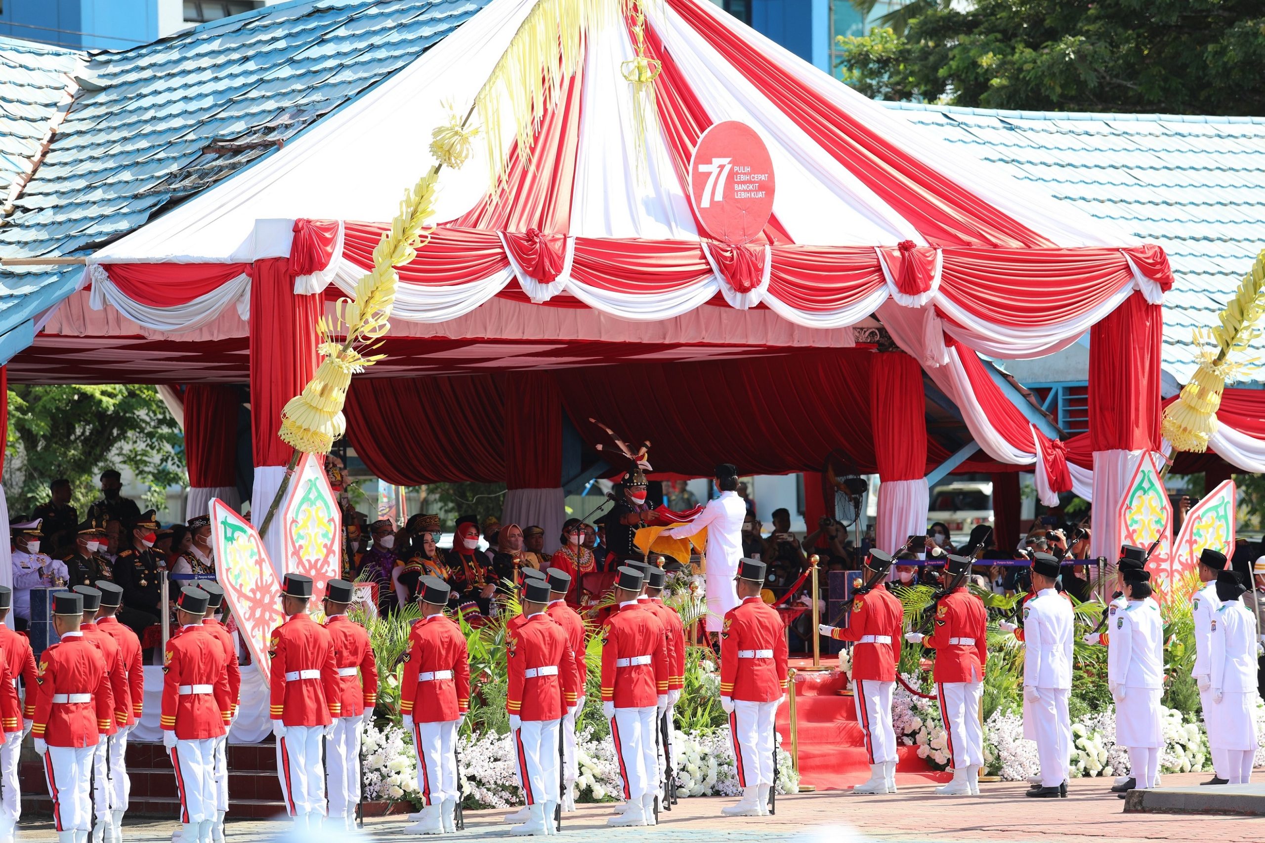 Gubernur-Wagub Kompak Kenakan Pakaian Adat di HUT RI