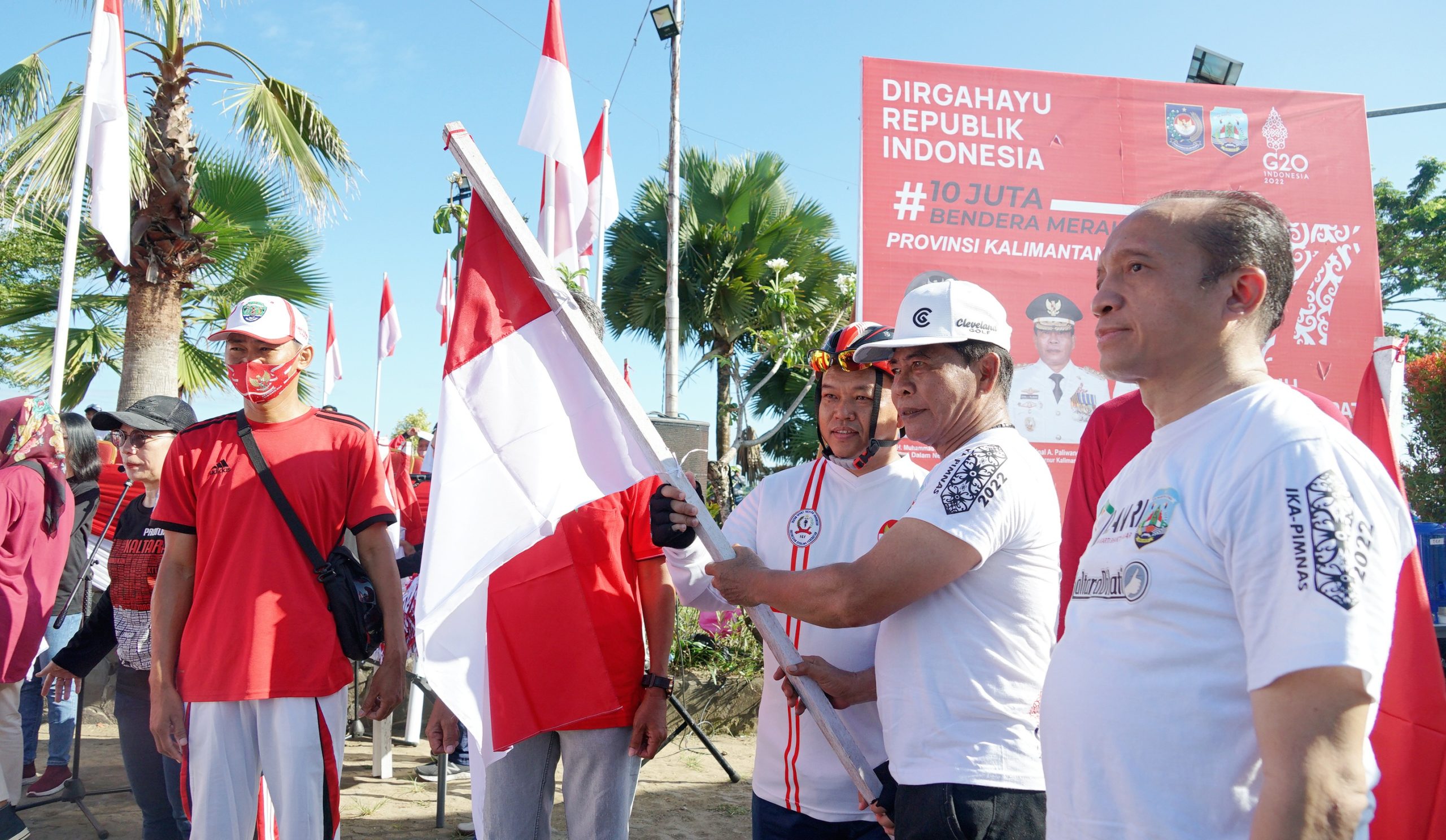 Upaya Bangkitkan Nasionalisme Perbatasan, Pemprov Bagikan 4.000 Bendera Merah Putih