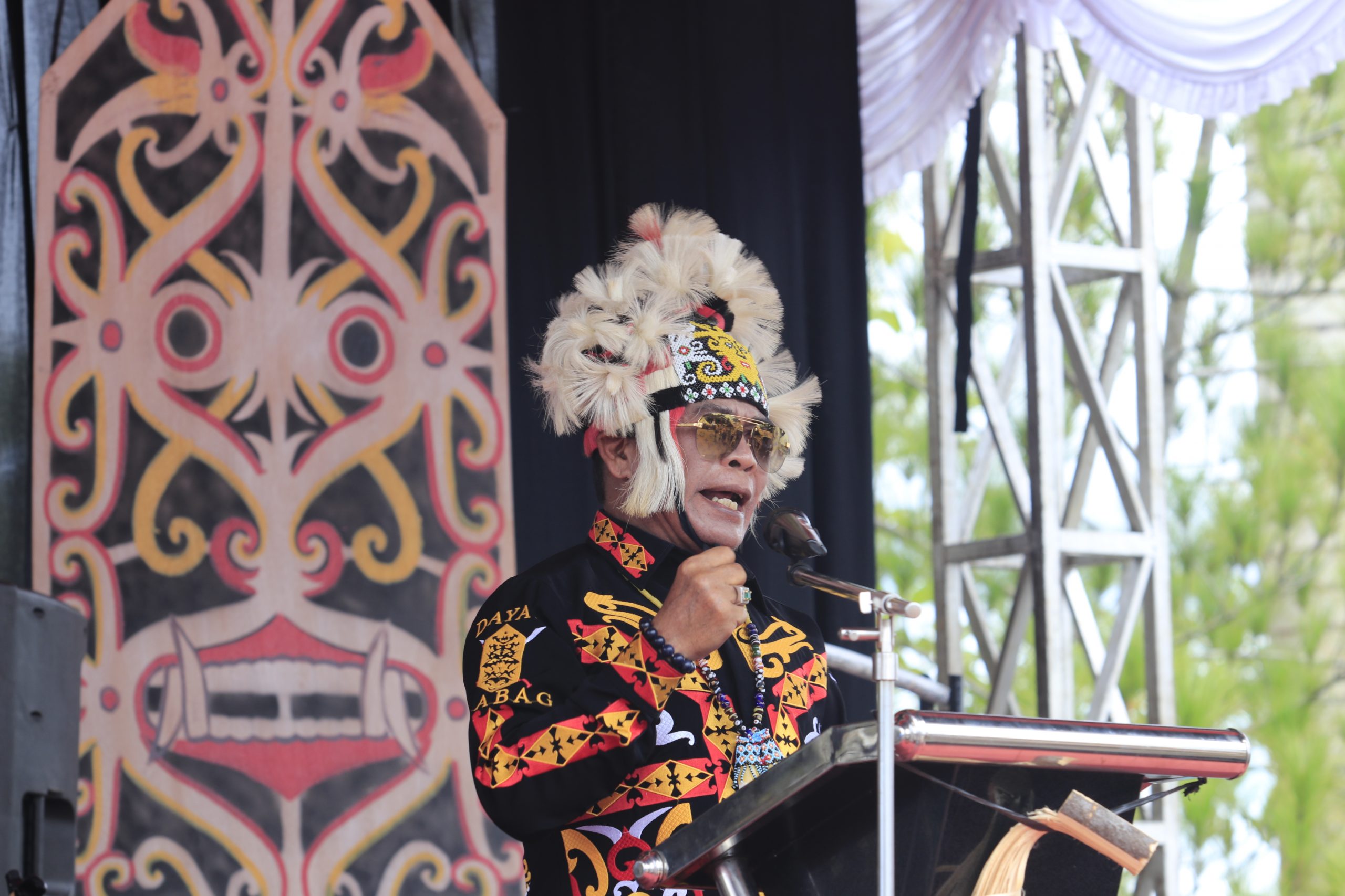 Gubernur Apresiasi Mubes Dayak Tampilkan Ragam Budaya Kesenian