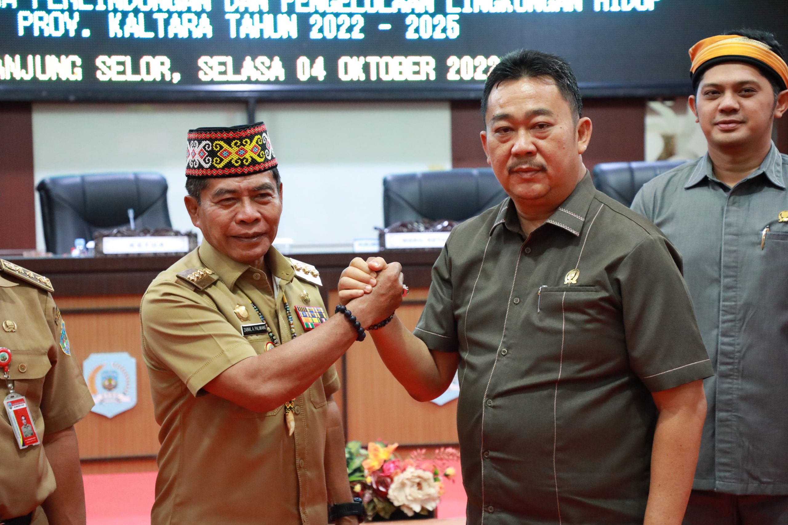 Gubernur Kaltara Zainal A Paliwang menyampaikan jawaban Pemerintah Provinsi (Pemprov) atas pandangan umum fraksi DPRD