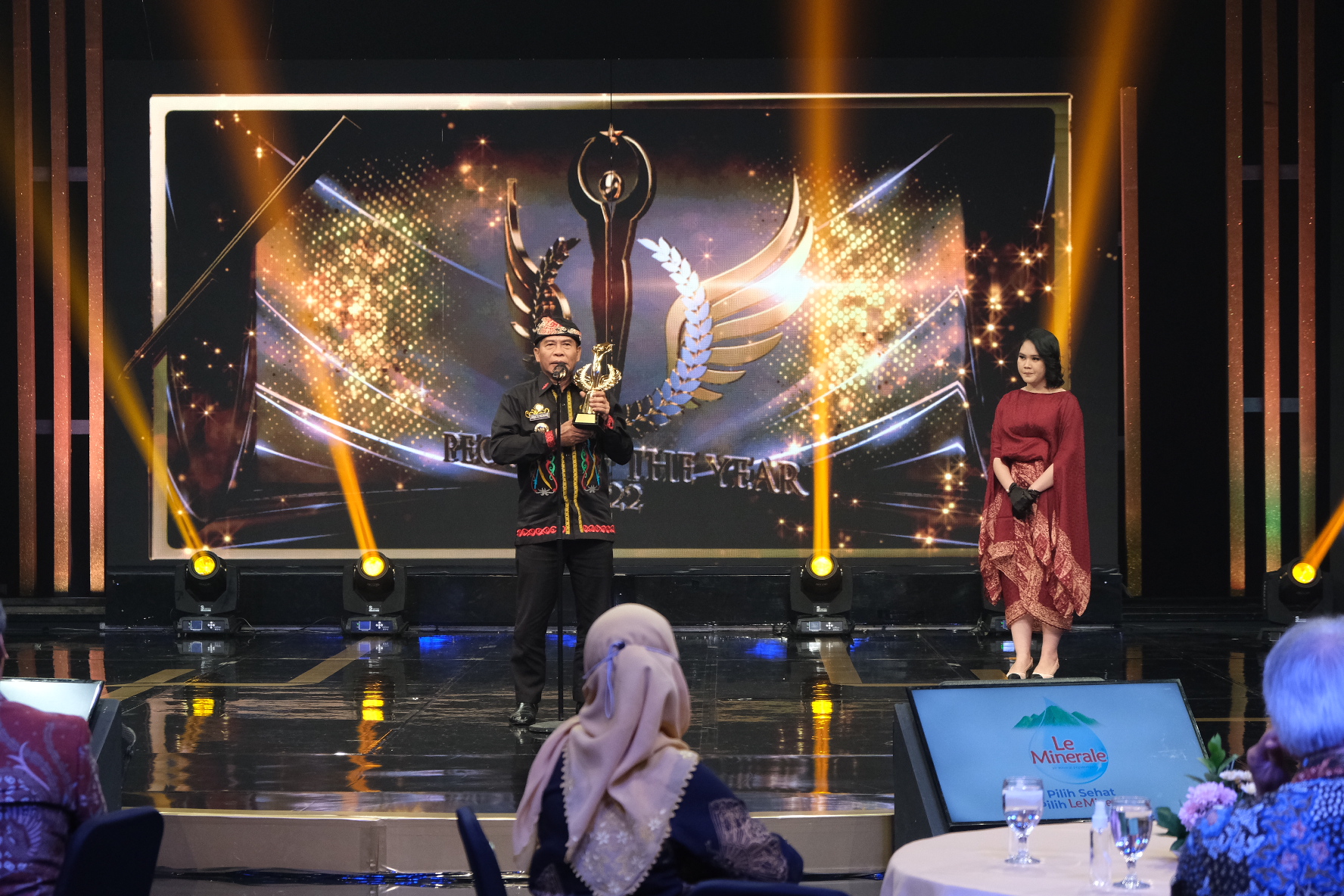 Gubernur Zainal Dapat Penghargaan People of The Year 2022