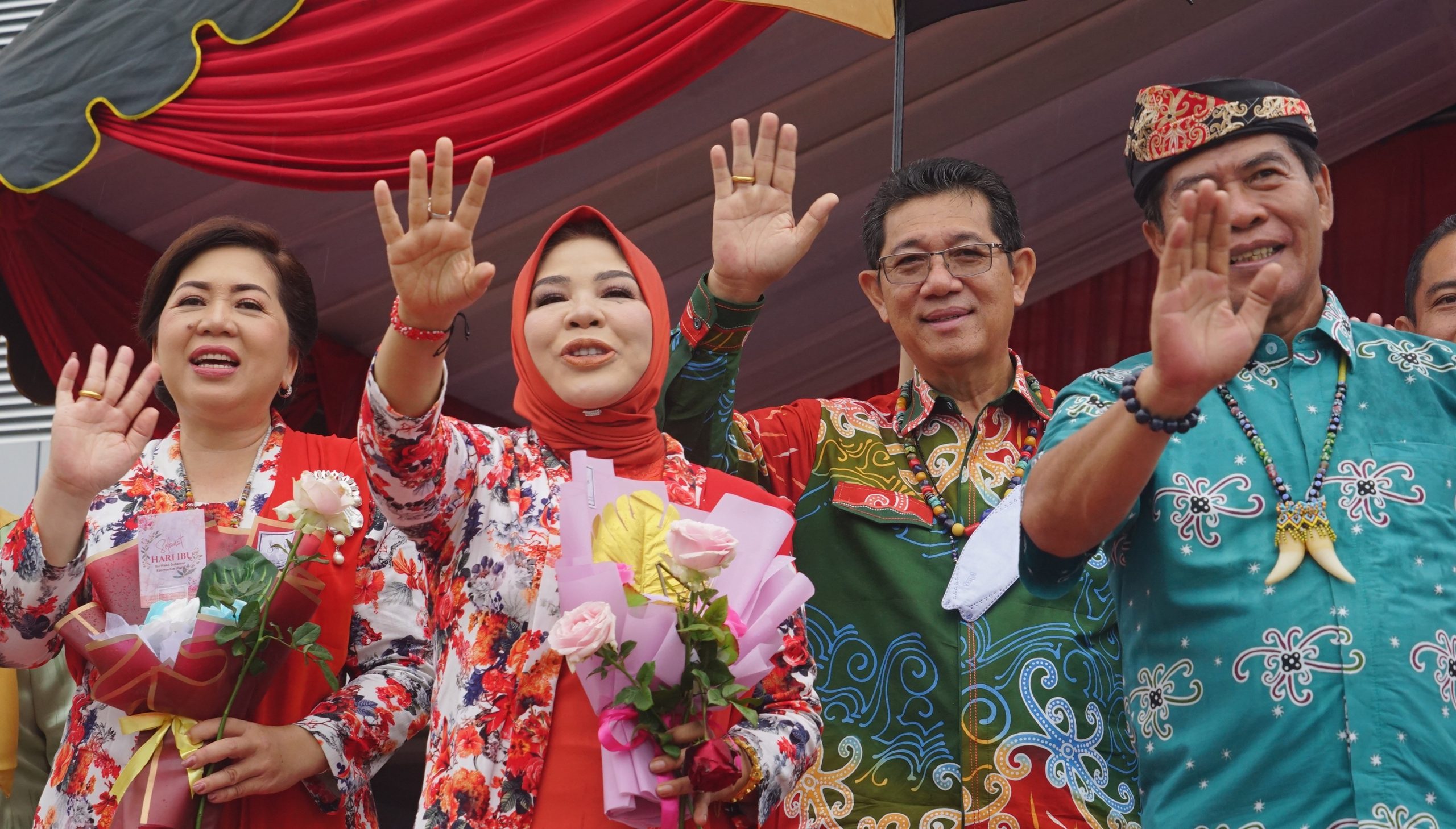 Gubernur-Wagub Turut Serta di Parade Kebaya-Batik Kaltara