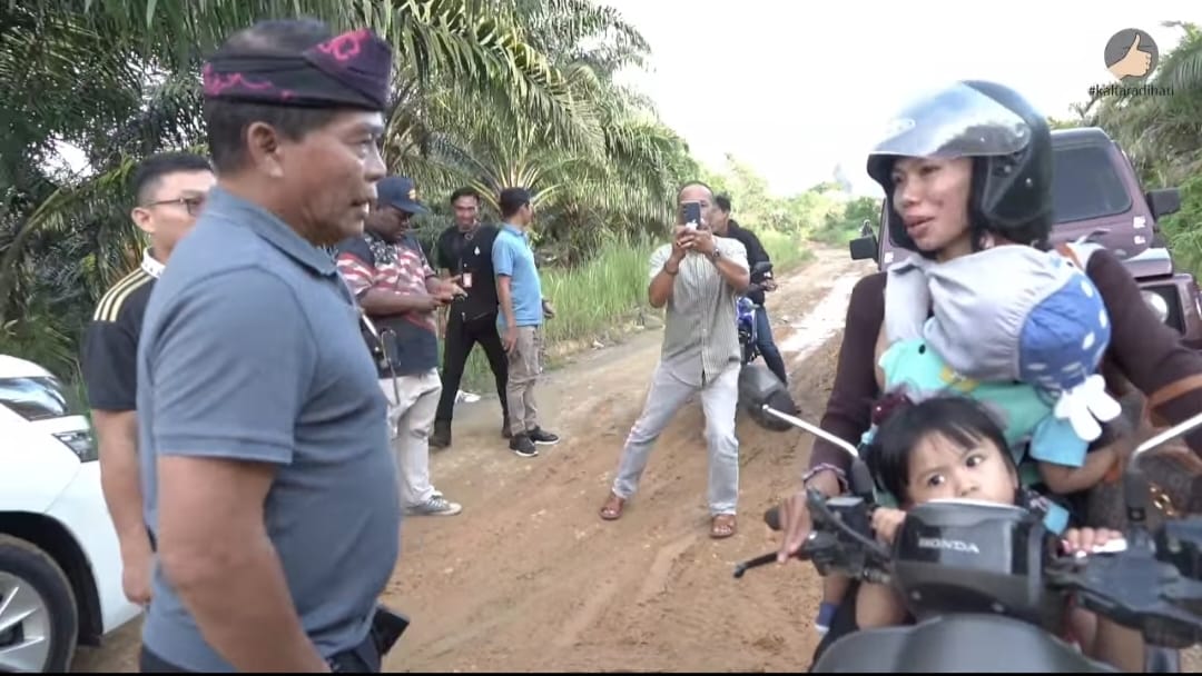 Gubernur Zainal Jalan Rusak di Desa Binusan