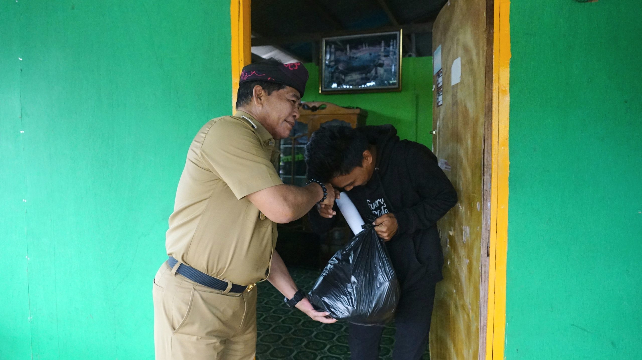 Safari Ramadhan di Pulau Bunyu, Gubernur Zainal Serahkan Beberapa Bantuan
