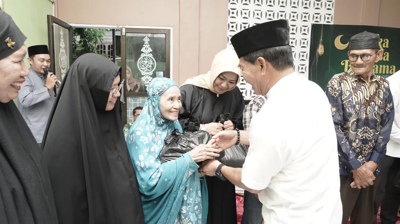 Safari Ramadhan di Desa Mamolo, Gubernur Serahkan 3 Bantuan