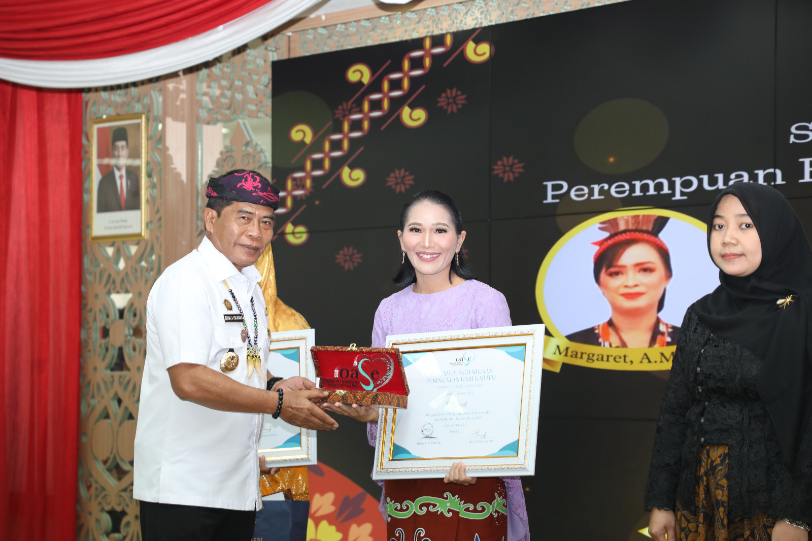 Gubenur Serahkan Penghargaan ke Lima Perempuan Berjasa di Kaltara