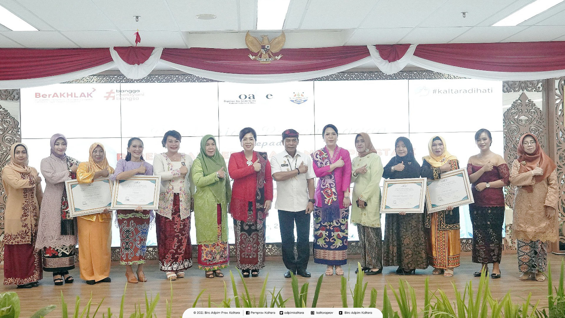 Gubenur Serahkan Penghargaan ke Lima Perempuan Berjasa di Kaltara