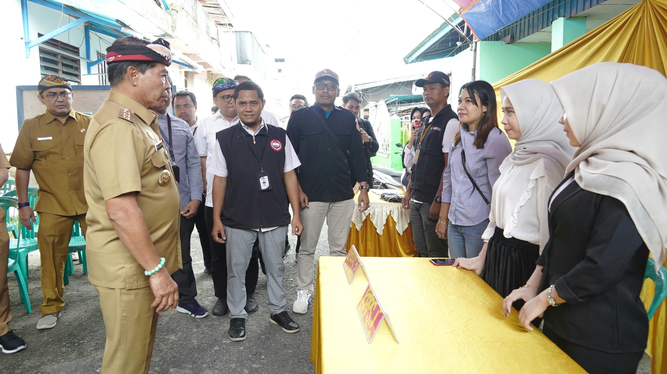Peninjauan Beberapa TPS Yg ada di Kota Tarakan dan Menyerahan Vitamin bagi Petugas TPS