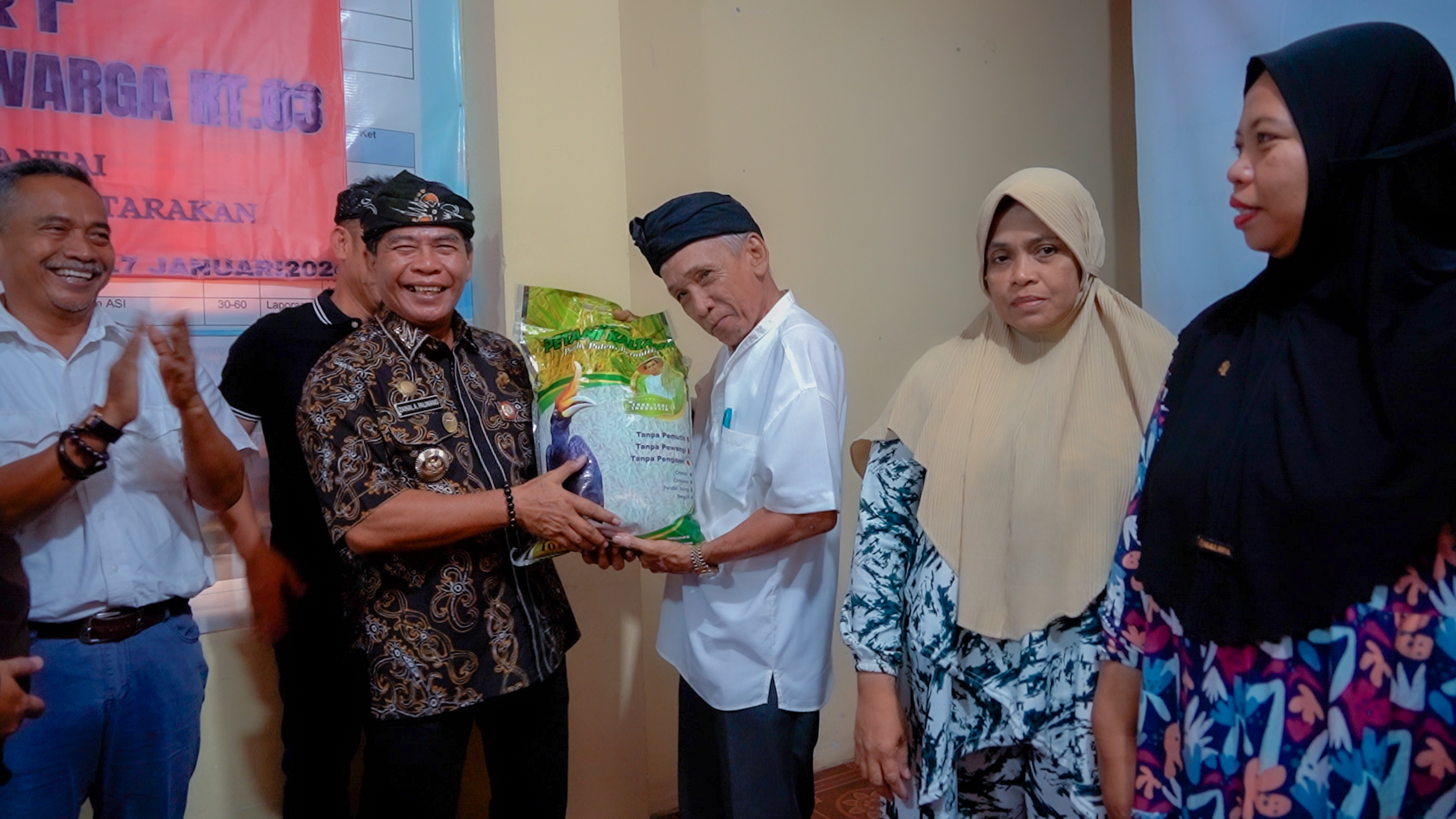 Gubernur Salurkan Bantuan Sembako di Selumit Pantai