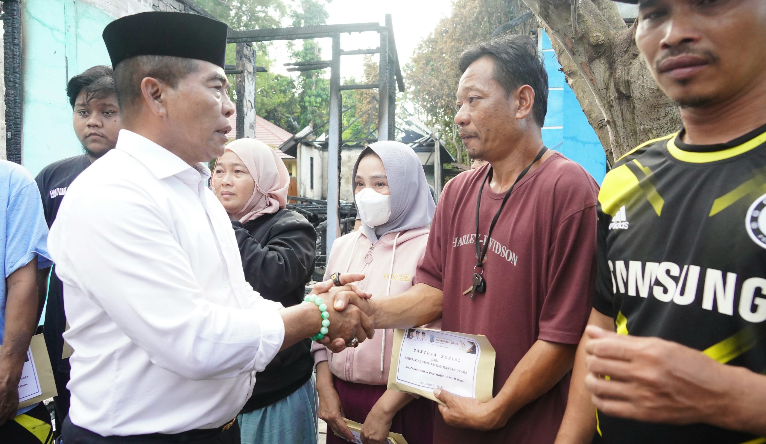 Bantuan Kepada Para Korban yang berlokasi di RT 2 Kelurahan Tanjung Palas Hulu
