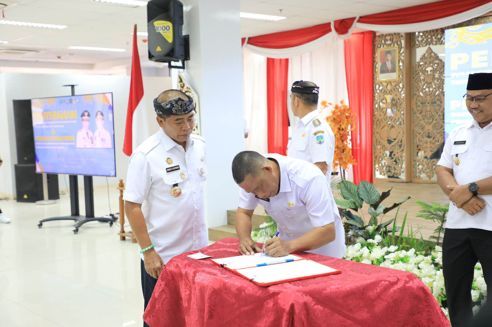 Penyerahan SK Gubernur Kalimantan Utara tentang Definitif Bagi Hasil TA 2023 dan SK Alokasi Sementara Bagi Hasil TA 2024