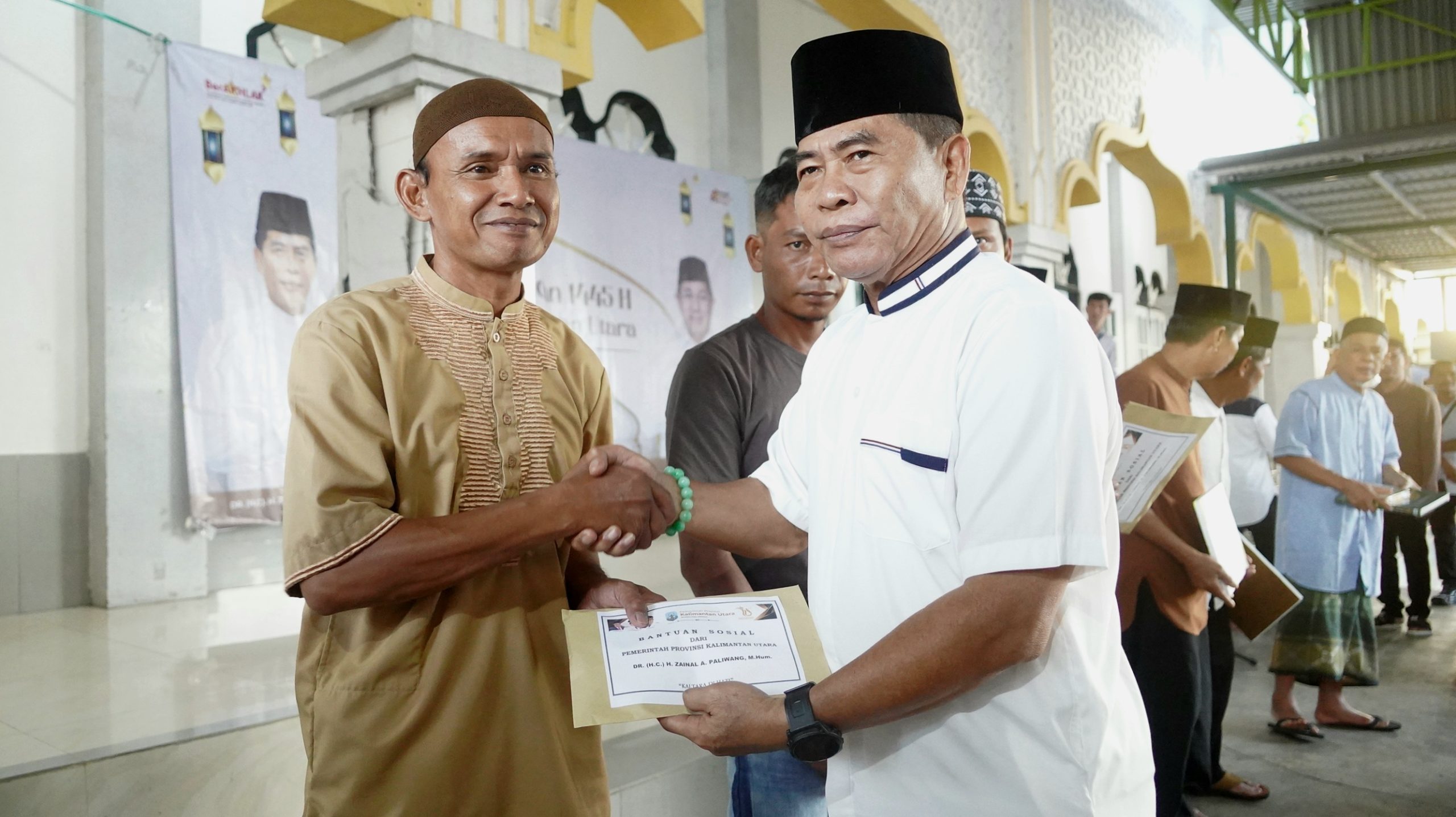 Gubernur Serahkan Bantuan Korban Kebakaran dan Budidaya Perikanan