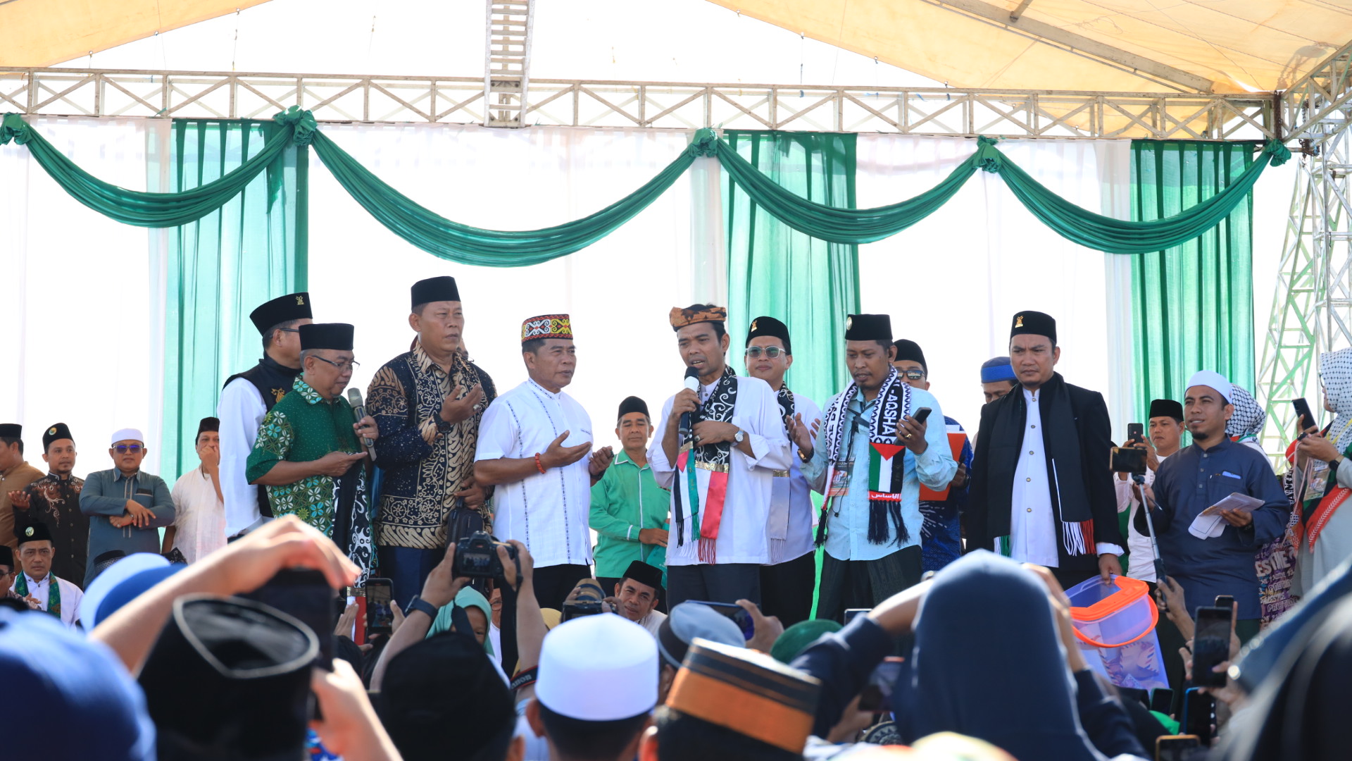Halal Bihalal hingga Tausiyah UAS: Gubernur Kaltara dan Ribuan Warga Tarakan Padati Baitul Izzah 