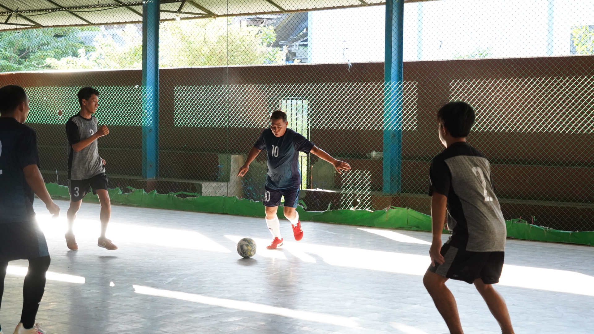 Pertandingan Ekshibisi di Lapangan Futsal Ali Akbar, Kabupaten Nunukan