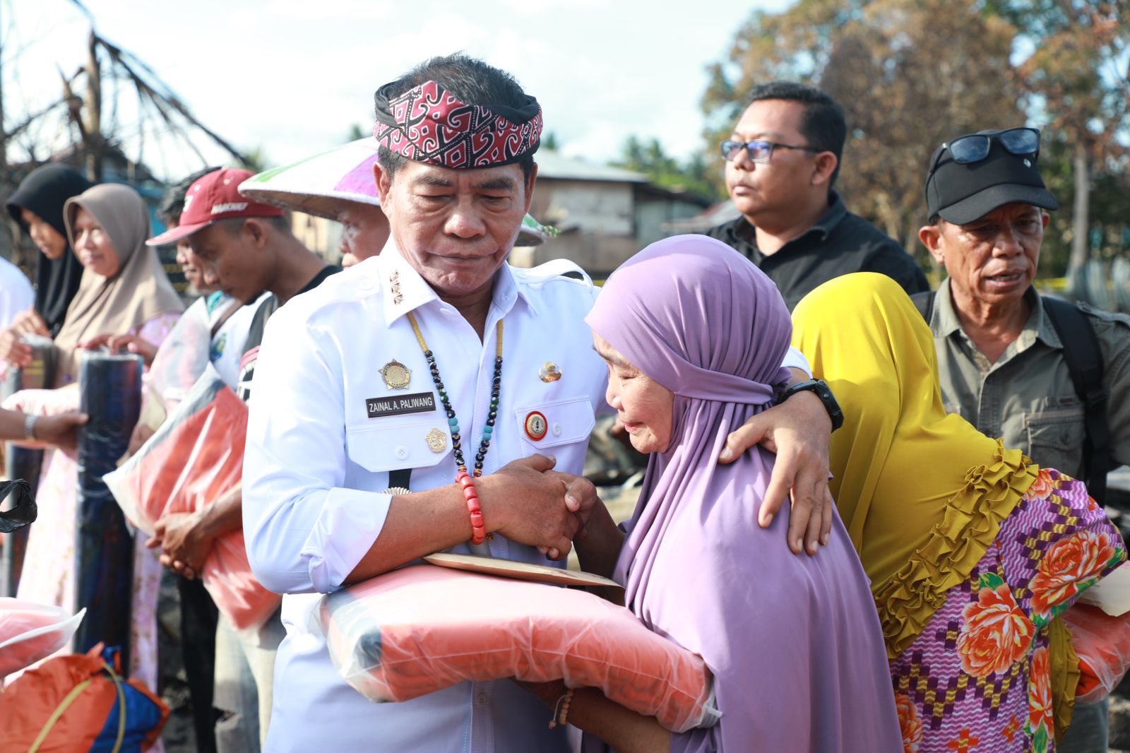 Pada kunjungannya itu, Gubernur Zainal juga meninjau puing-puing rumah bekas kebakaran, berinteraksi dengan para korban, dan meninjau kesiapan dapur umum di tempat pengungsian sementara.