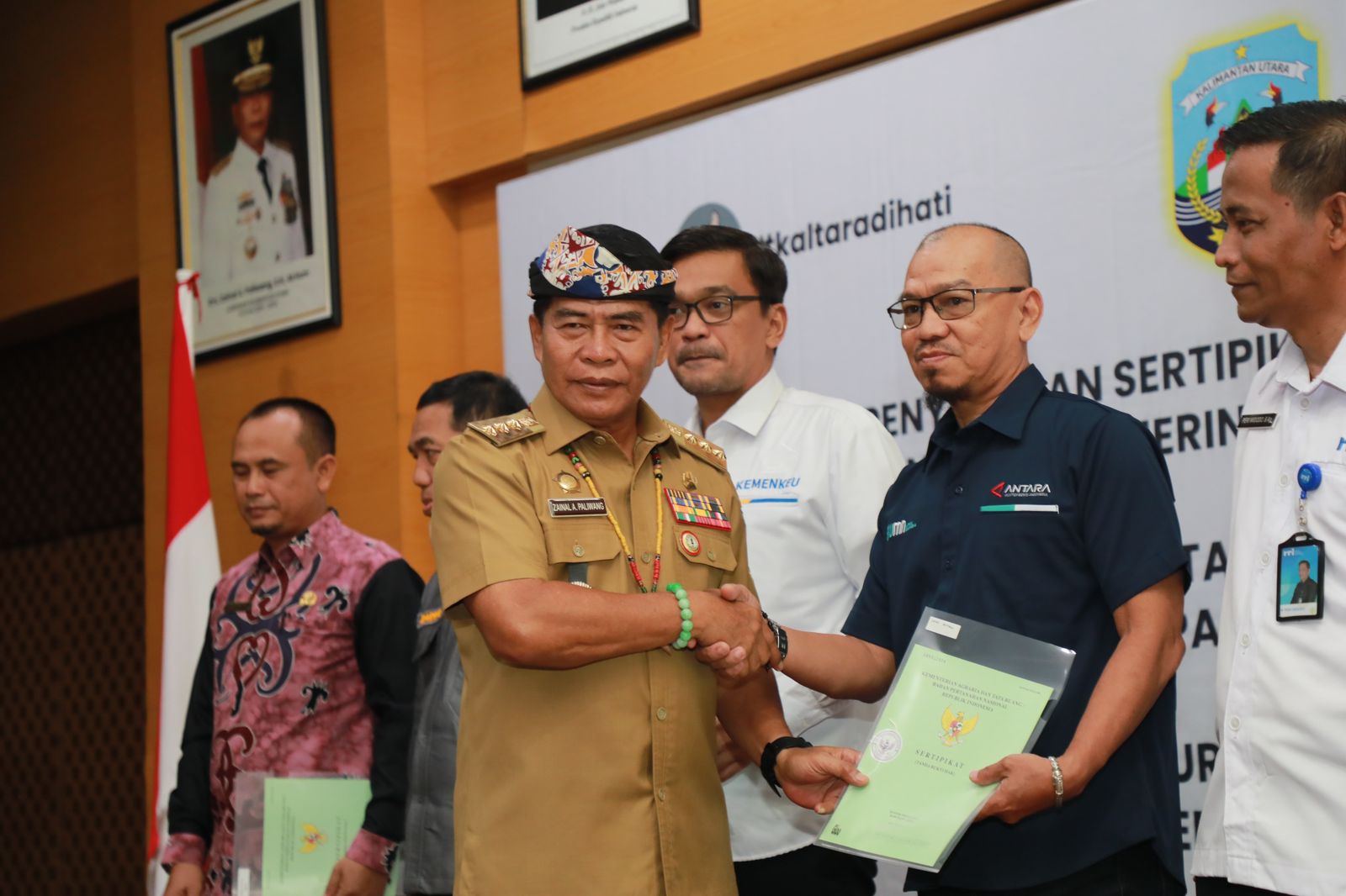 Gubernur Kaltara Serahkan Sertifikat Tanah, Sarana Prasarana Pendidikan, dan Penghargaan PNS Pra Pensiun