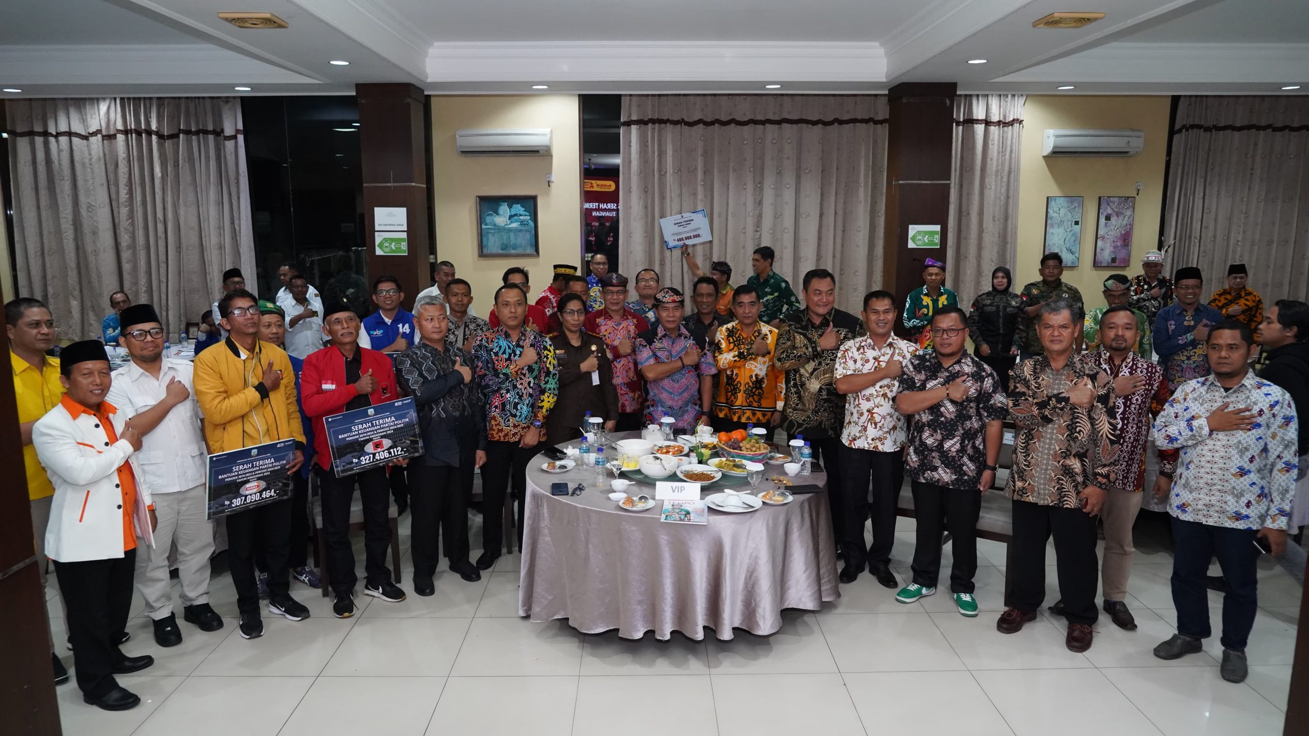 Dukung Demokrasi, Gubernur Berikan Bantuan Keuangan Parpol, Penyelenggara Pilkada, dan Ormas