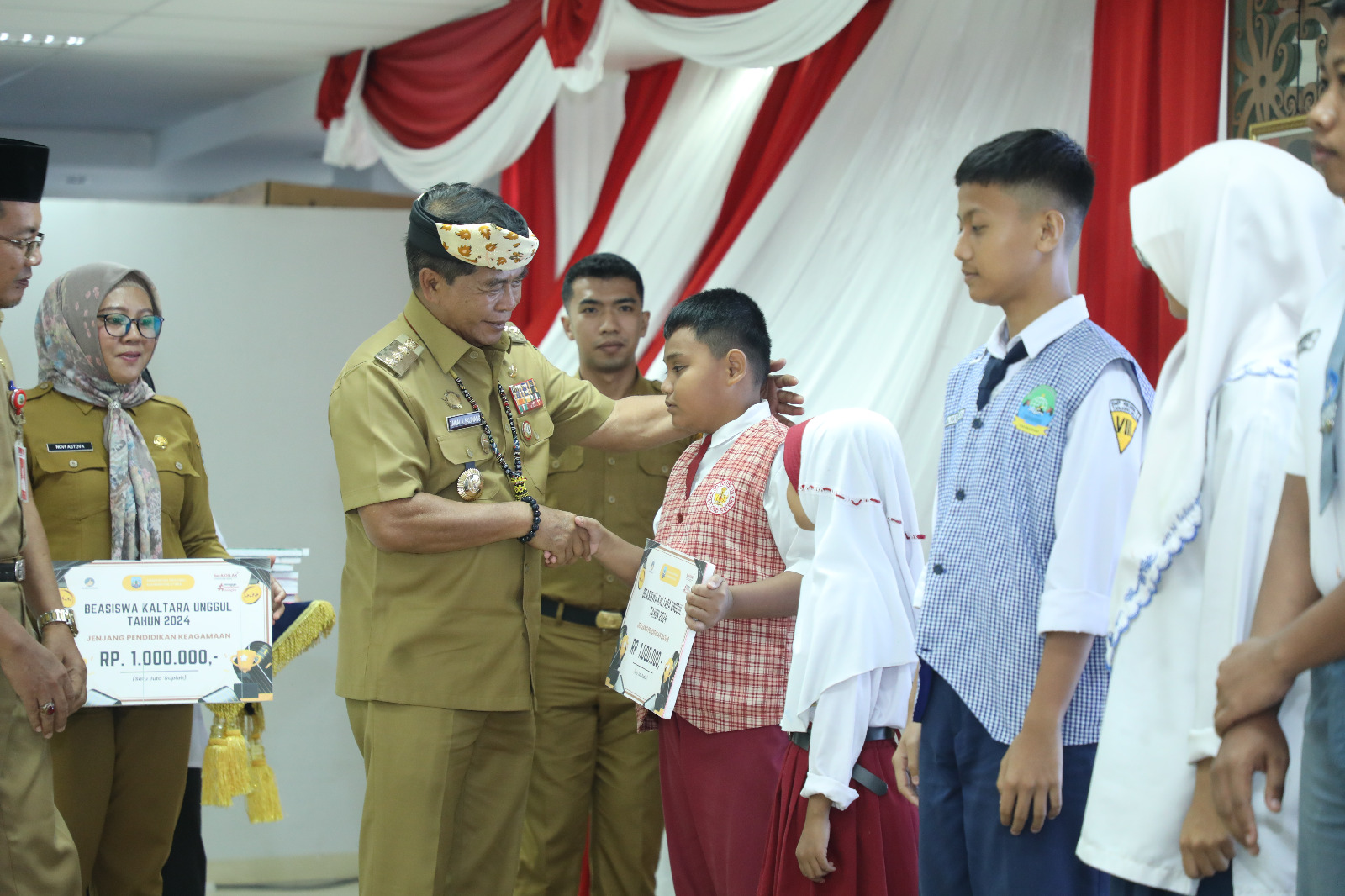 Gubernur Salurkan Beragam Bantuan, dari Beasiswa hingga Akses Internet di Krayan