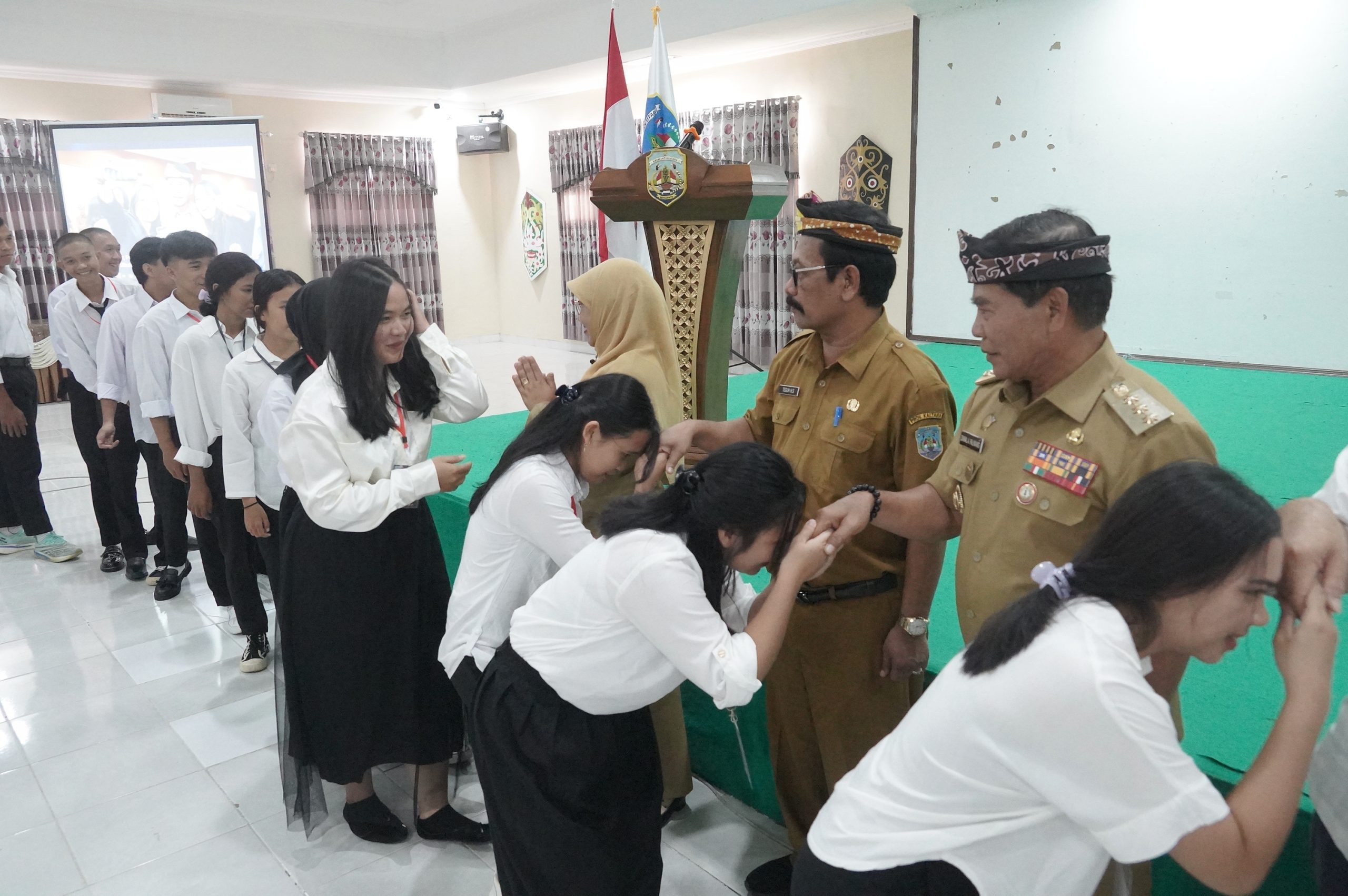 Gubernur Lepas Mahasiswa Penerima Beasiswa UPA