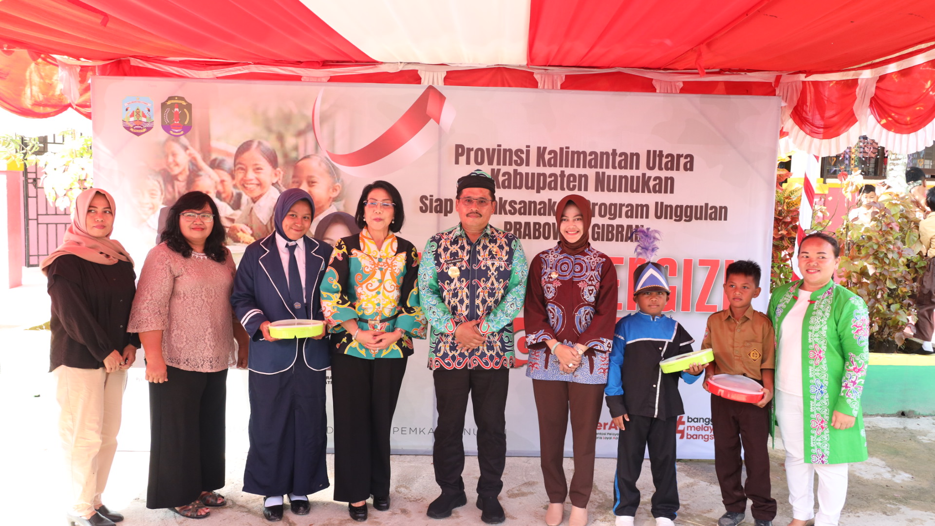 Program Makan Bergizi Gratis yang digagas Pemerintah Pusat telah diuji coba di tiga sekolah di Desa Binusan