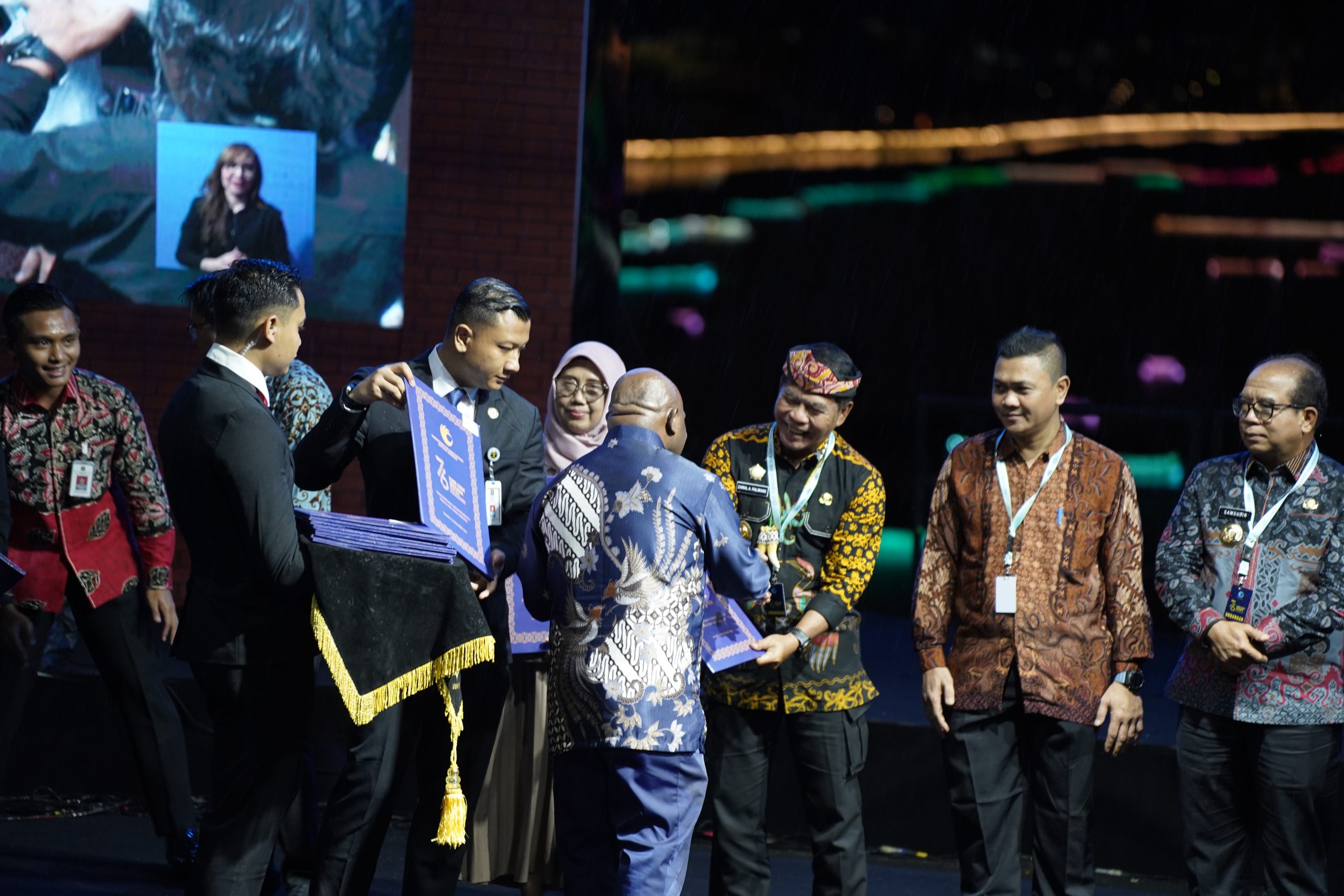 Gubernur Kalimantan Utara Dr. H. Zainal A Paliwang, S.H., M.Hum menerima penghargaan atas komitmen menjadikan kabupaten/kota di Kaltara menjadi Kabupaten/Kota peduli HAM