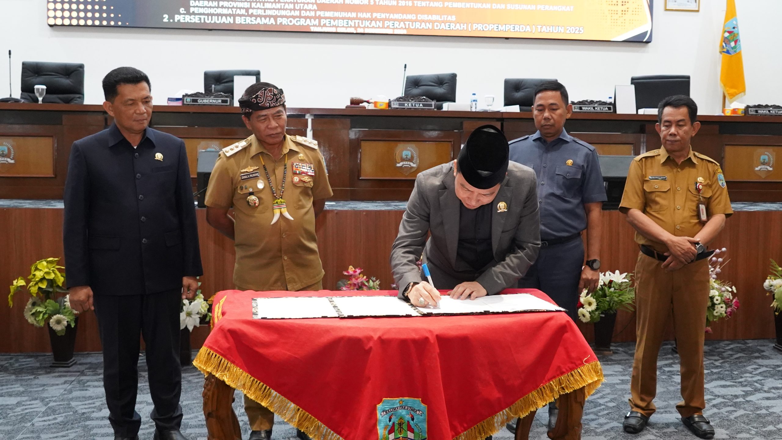 Gubernur Kalimantan Utara Dr. H. Zainal A Paliwang, S.H., M.Hum menghadiri Rapat Paripurna Ke-8 (delapan) DPRD Provinsi Kalimantan Utara Masa Persidangan I Tahun 2024