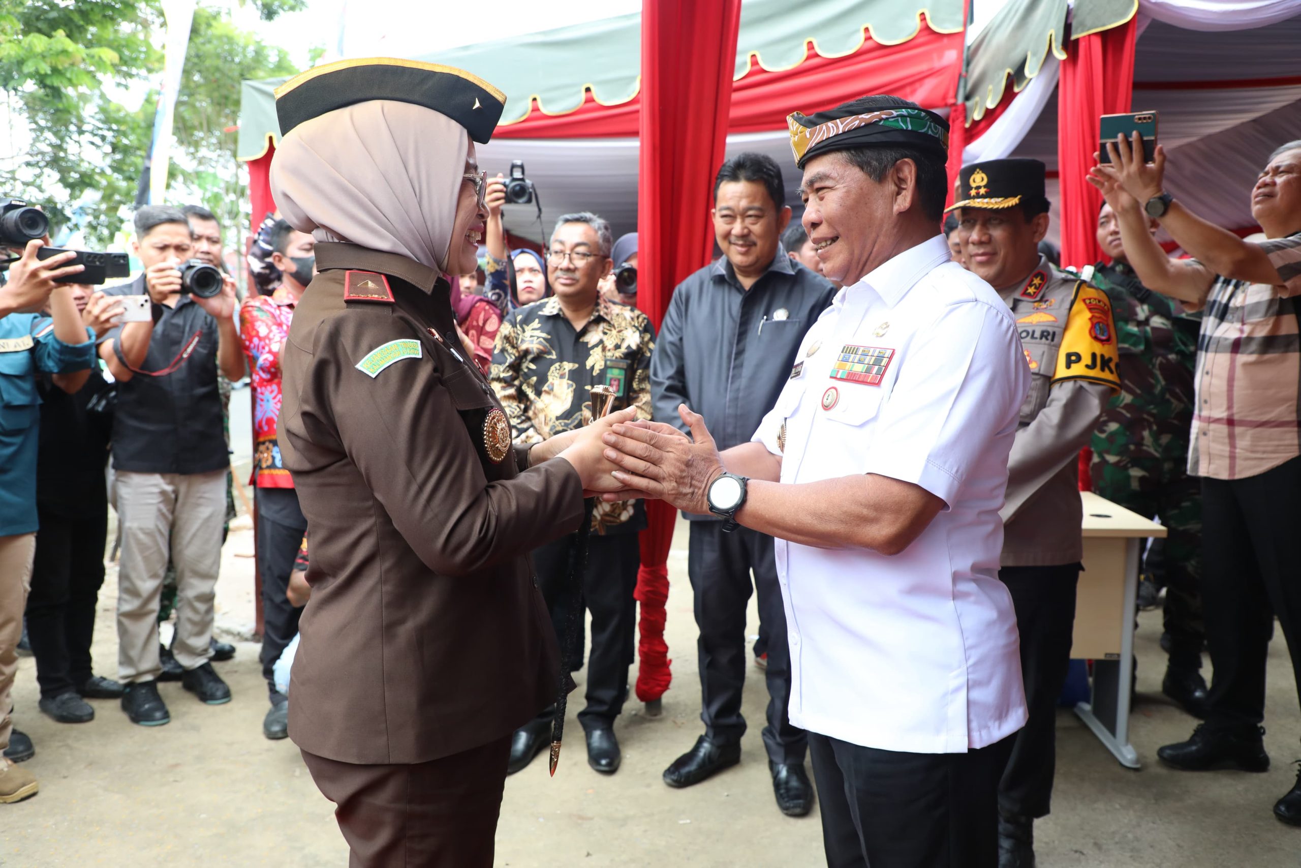 Turut Bersuka cita pada momentum bersejarah yang menandai tonggak penting kelengkapan lembaga dan infrastruktur hukum di daerah ini