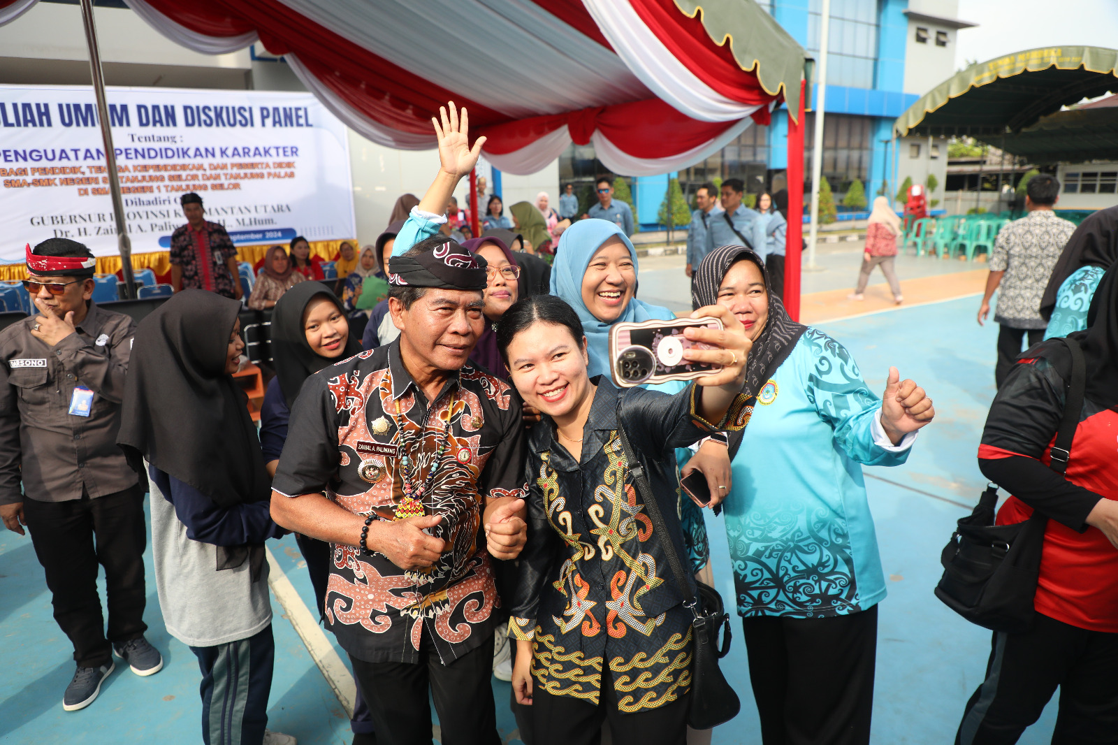 Menyapa Para guru, tenaga kependidikan dan para siswa SMA