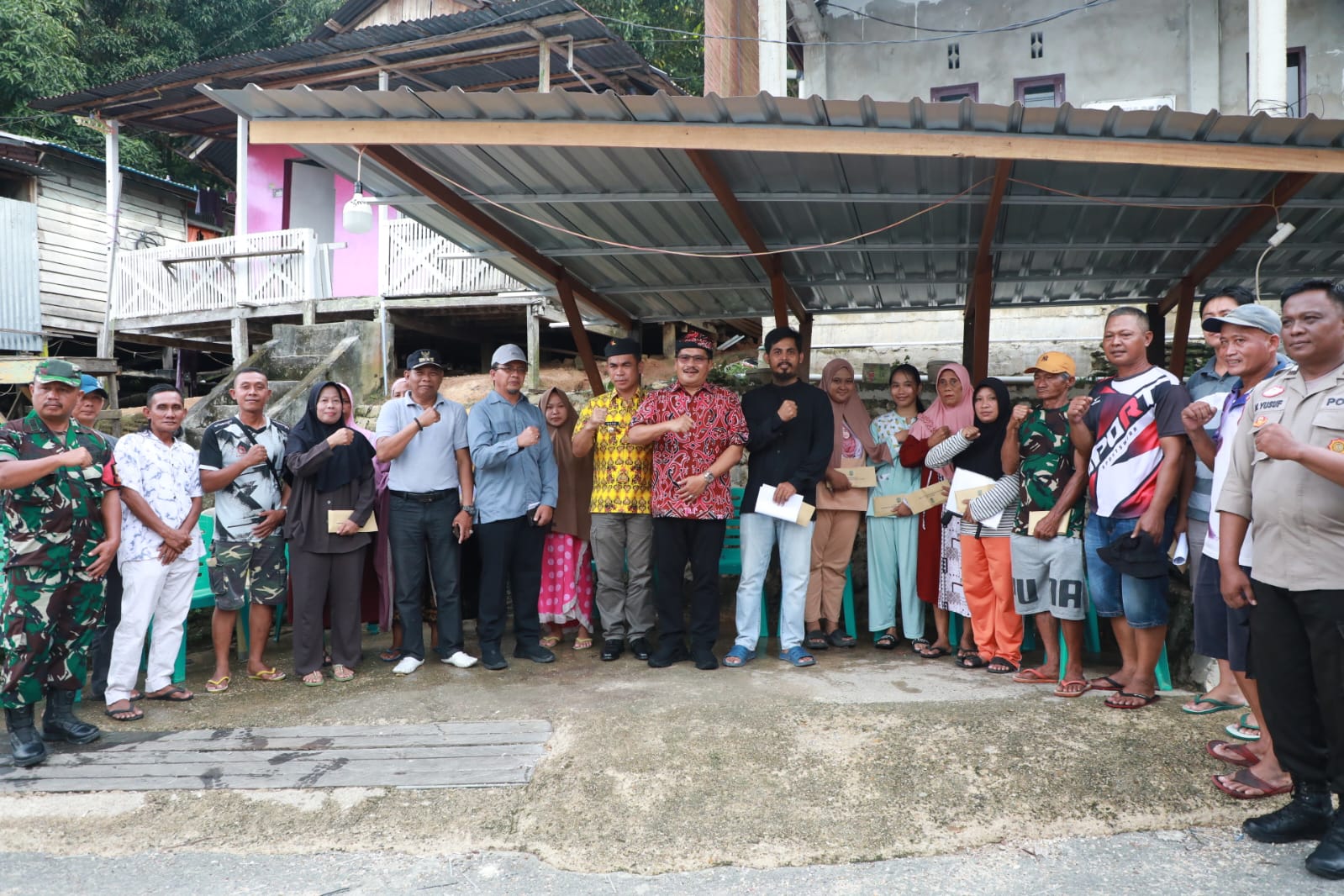 Wali Kota Tarakan, Dr. Bustan, SE., M.Si menyerahkan bantuan kepada warga terdampak kebakaran di RT 02