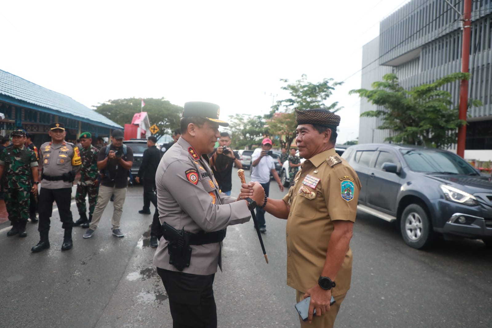 Gubernur Kalimantan Utara Dr. H. Zainal A Paliwang, S.H., M.Hum menghadiri kegiatan Apel Bersama Kesiapan Pengamanan Tahap Pemungutan Suara dan Rekapitulasi Suara Pilkada Serentak Tahun 2024