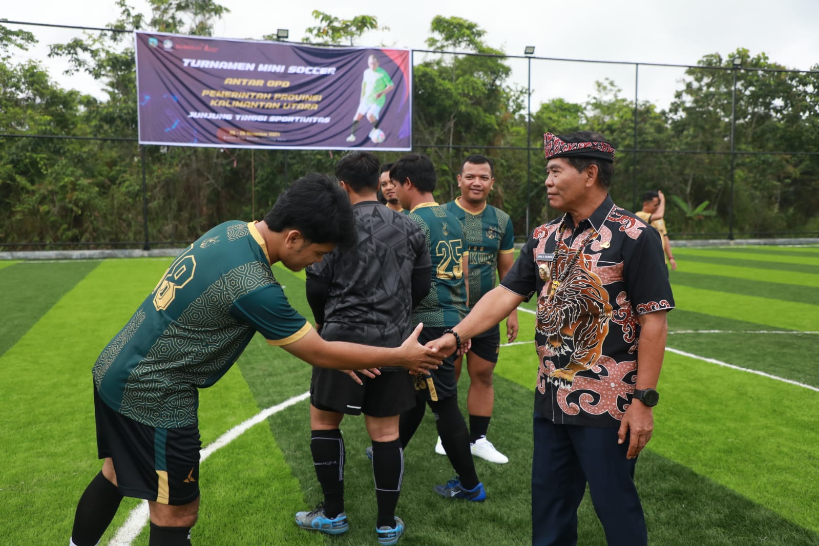 Gubernur Kalimantan Utara Dr. H. Zainal A Paliwang, S.H., M.Hum membuka turnamen “Kejuaraan Mini Soccer Antar Organisasi Perangkat Daerah (OPD) Se-Provinsi Kaltara” di Lapangan Mini Soccer