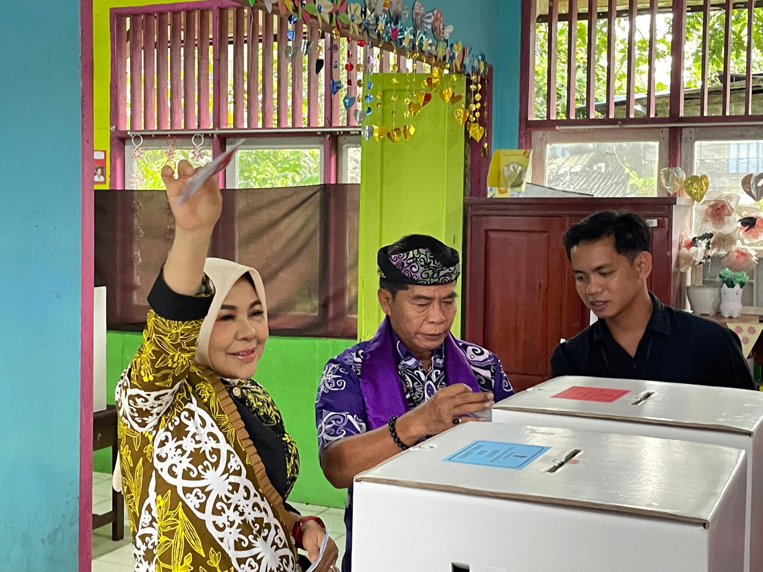 Gubernur Kalimantan Utara Dr. H. Zainal A Paliwang, SH.,M Hum menyalurkan hak suaranya pada Pilkada Serentak 2024, di Tempat Pemungutan Suara (TPS) 19