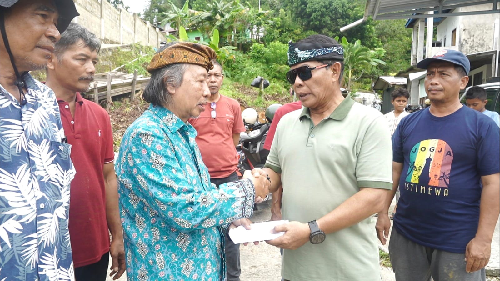 Gubernur Kalimantan Utara Dr. H. Zainal A Paliwang, S.H., M.Hum meninjau langsung lokasi bencana tanah longsor yang terjadi di Jalan Anggrek, RT. 15