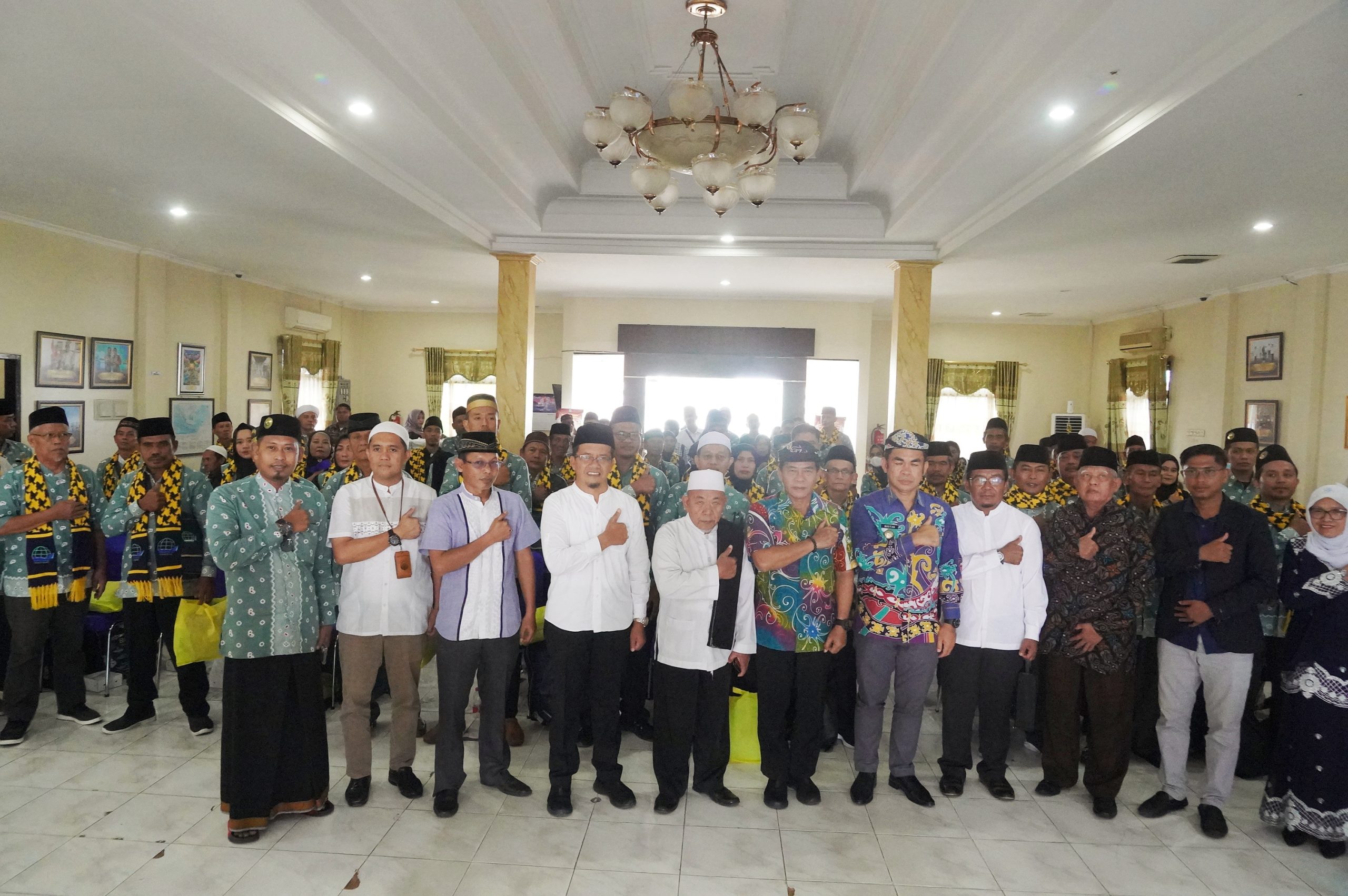 Jamaah Umroh penerima penghargaan untuk menunaikan ibadah umroh ke Tanah Suci Mekkah dilepas keberangkatannya oleh Gubernur Kalimantan Utara
