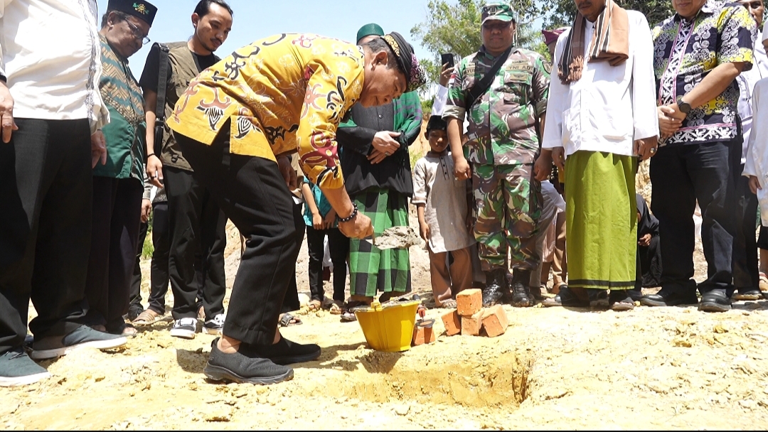 Meletakkan Batu pertama pembangunan Mushola Pondok Pesantren Al-Khairaat