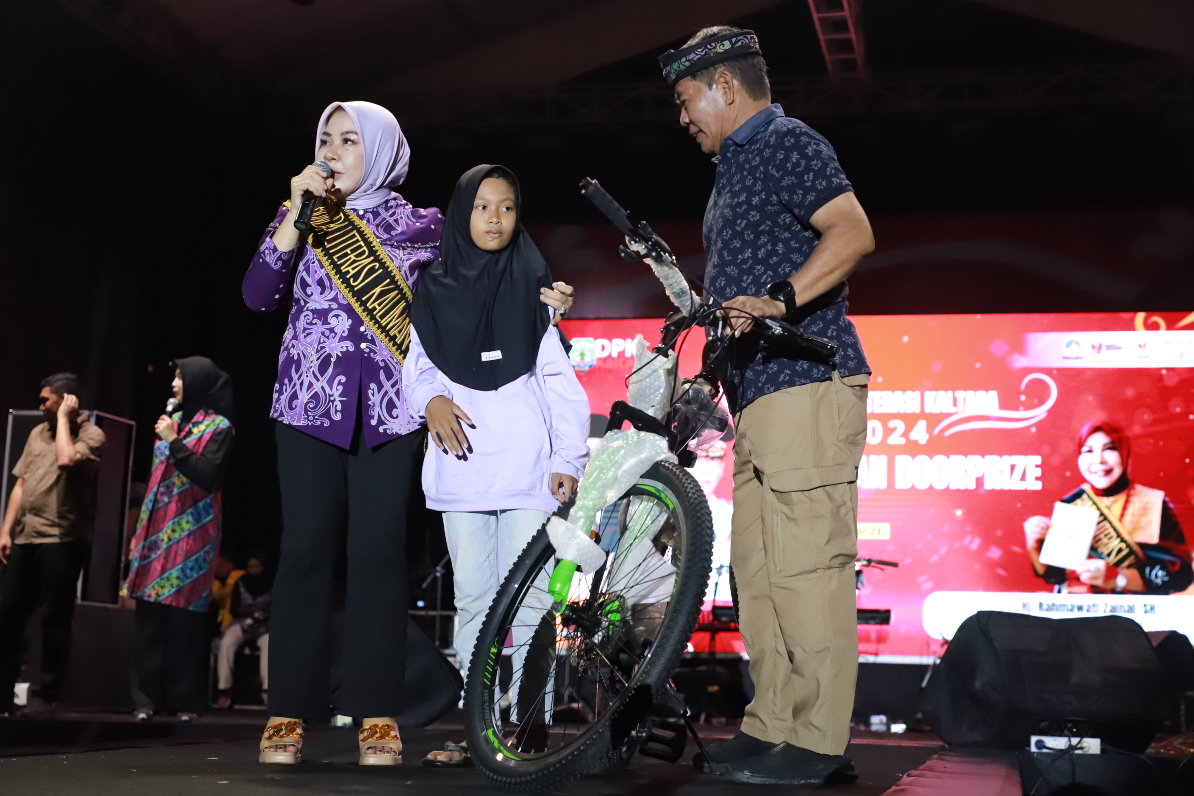 Mengajak Masyarakat meningkatkan intensitas membaca dan meningkatkan kualitas diri