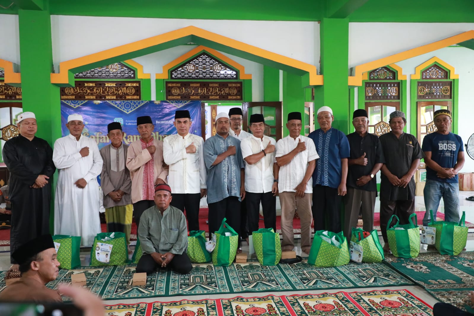 Safari Ramadan di Sebatik, Gubernur Kembali Serahkan Bantuan Kepada TKBM dan Petugas Kebersihan