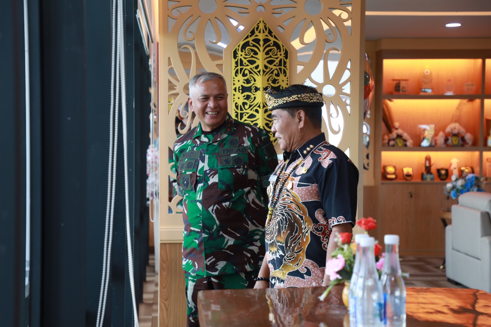 Gubernur dan Pangdam VI/Mlw Bahas Isu Krayan Hingga Latihan Militer Internasional