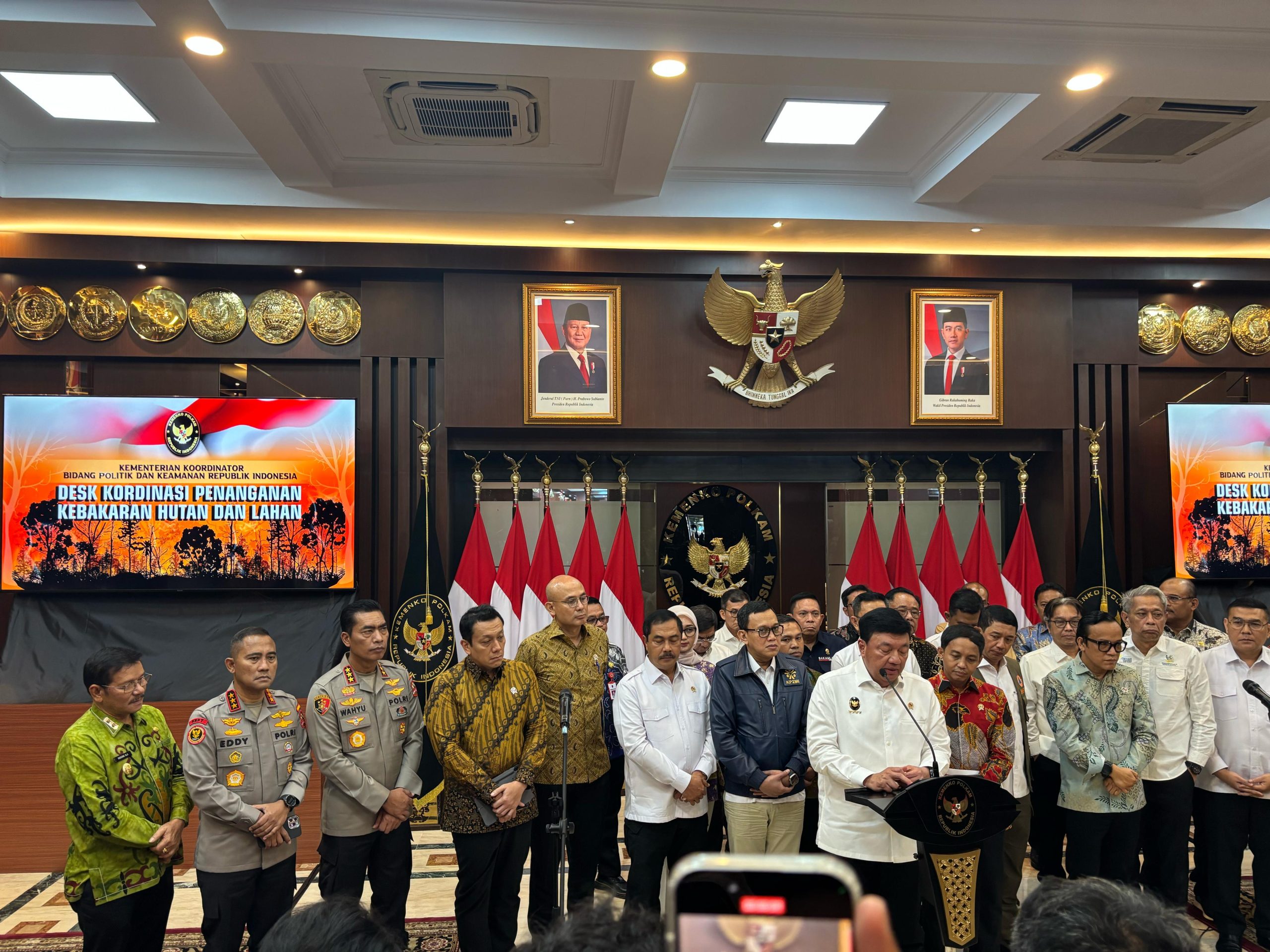 Rapat Koordinasi Tingkat Menteri terkait Peluncuran Desk Koordinasi Penanganan Kebakaran dan Lahan (Karhutla) dan Desk Koordinasi Perlindungan Pekerja Migran Indonesia (PPMI)