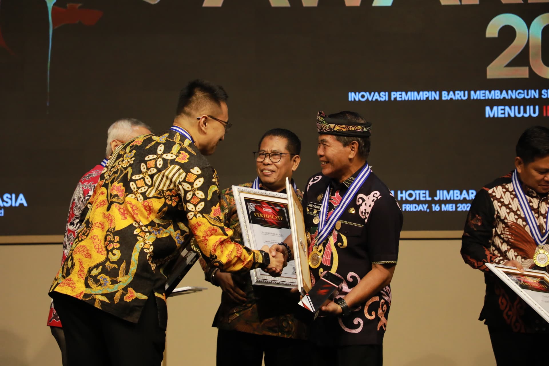 Gubernur Zainal Paliwang raih penghargaan The Leader Magazine Award 2025