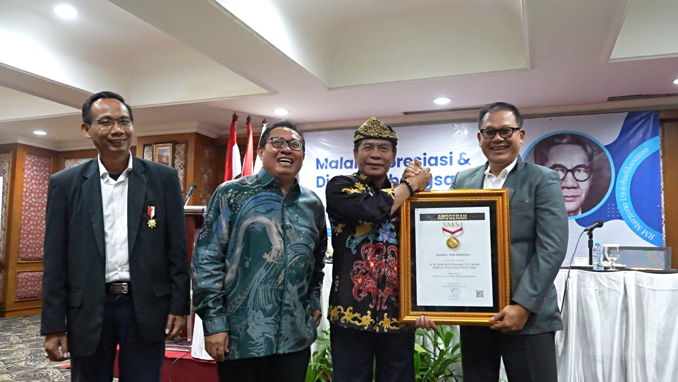 Gubernur Zainal Paliwang dianugerahi penghargaan “Sahabat Pers Indonesia 2025” dari SMSI Pusat